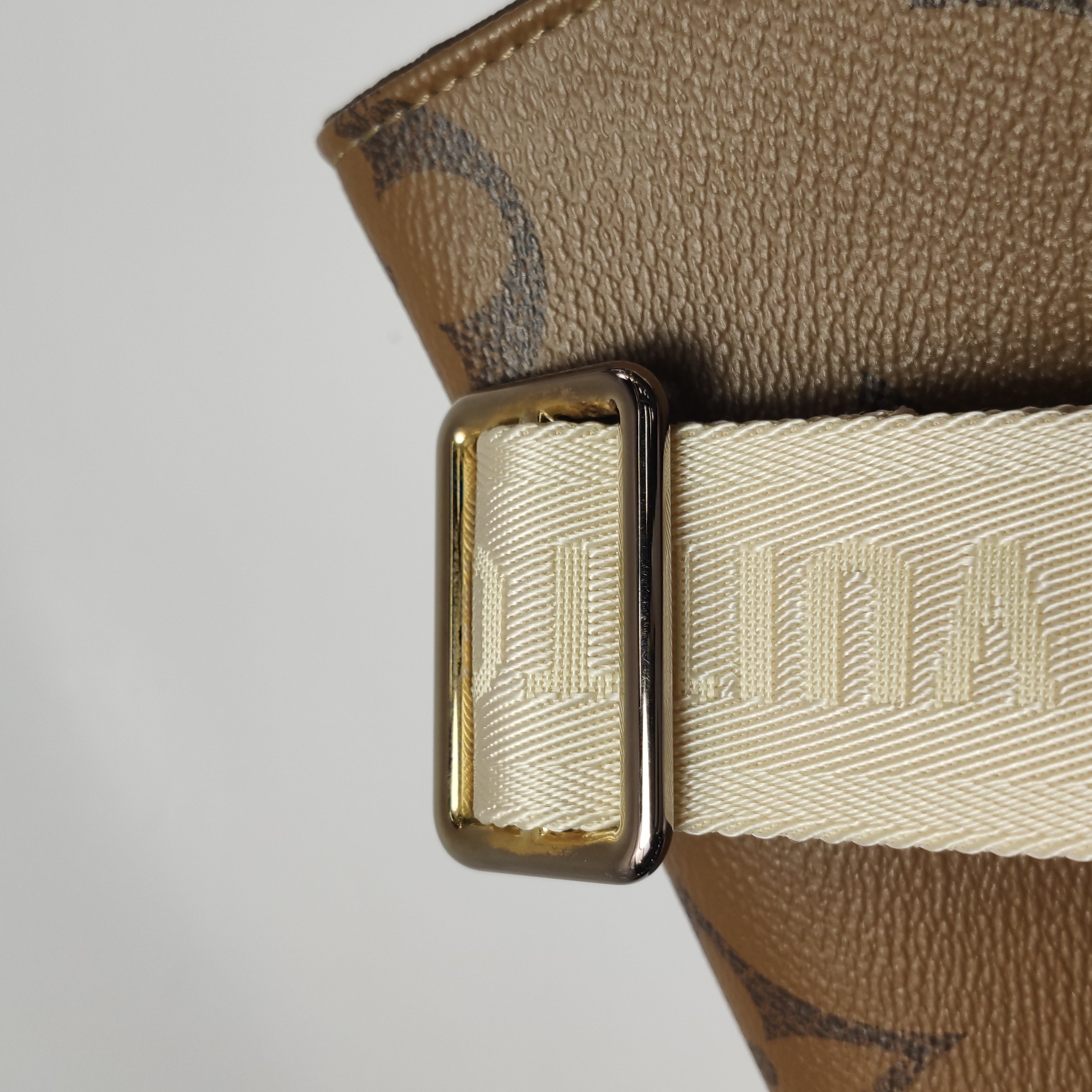 Louis Vuitton(LV) OnTheGo Tote Reverse Monogram Giant PM — photo 11 of 16