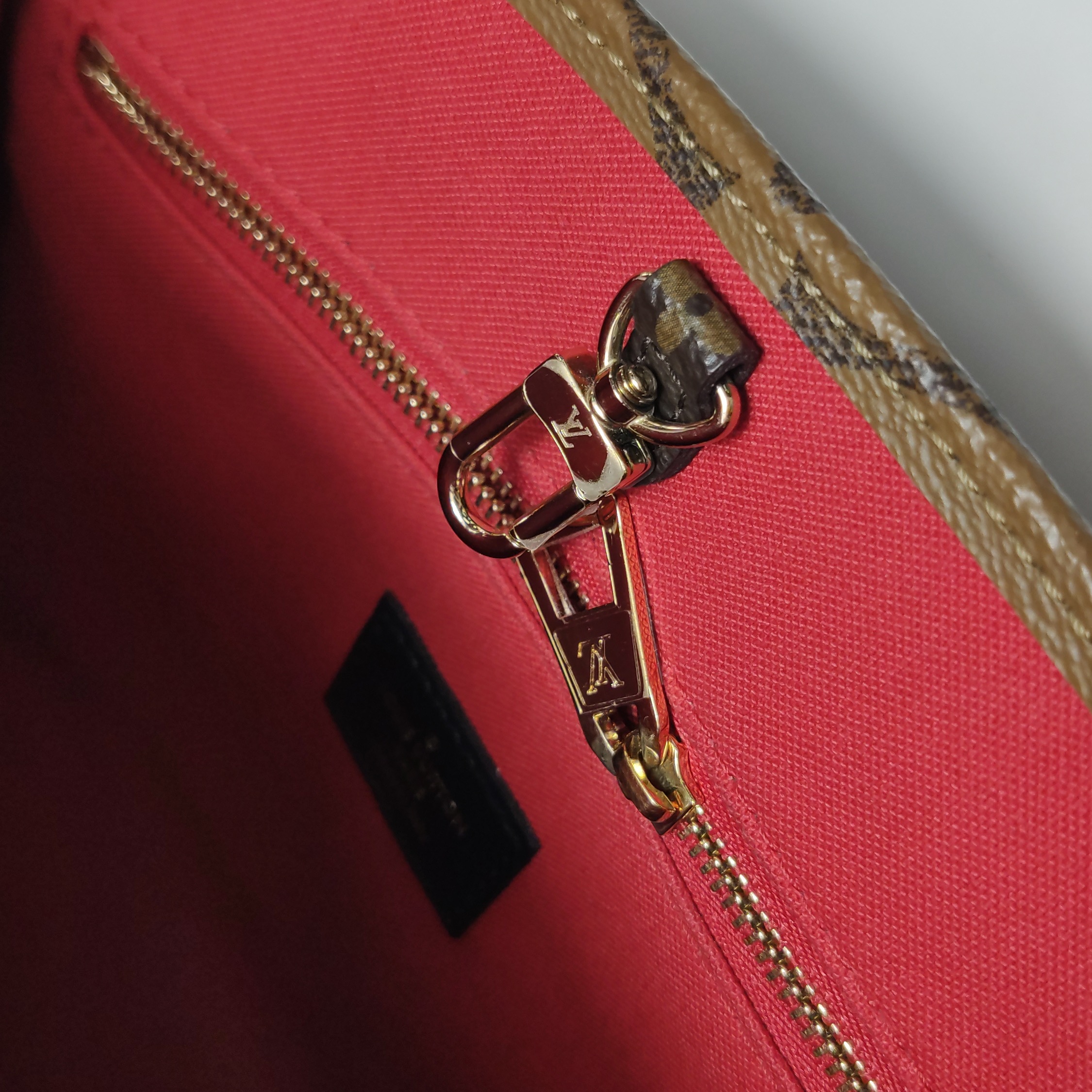 Louis Vuitton(LV) OnTheGo Tote Reverse Monogram Giant PM — photo 9 of 16