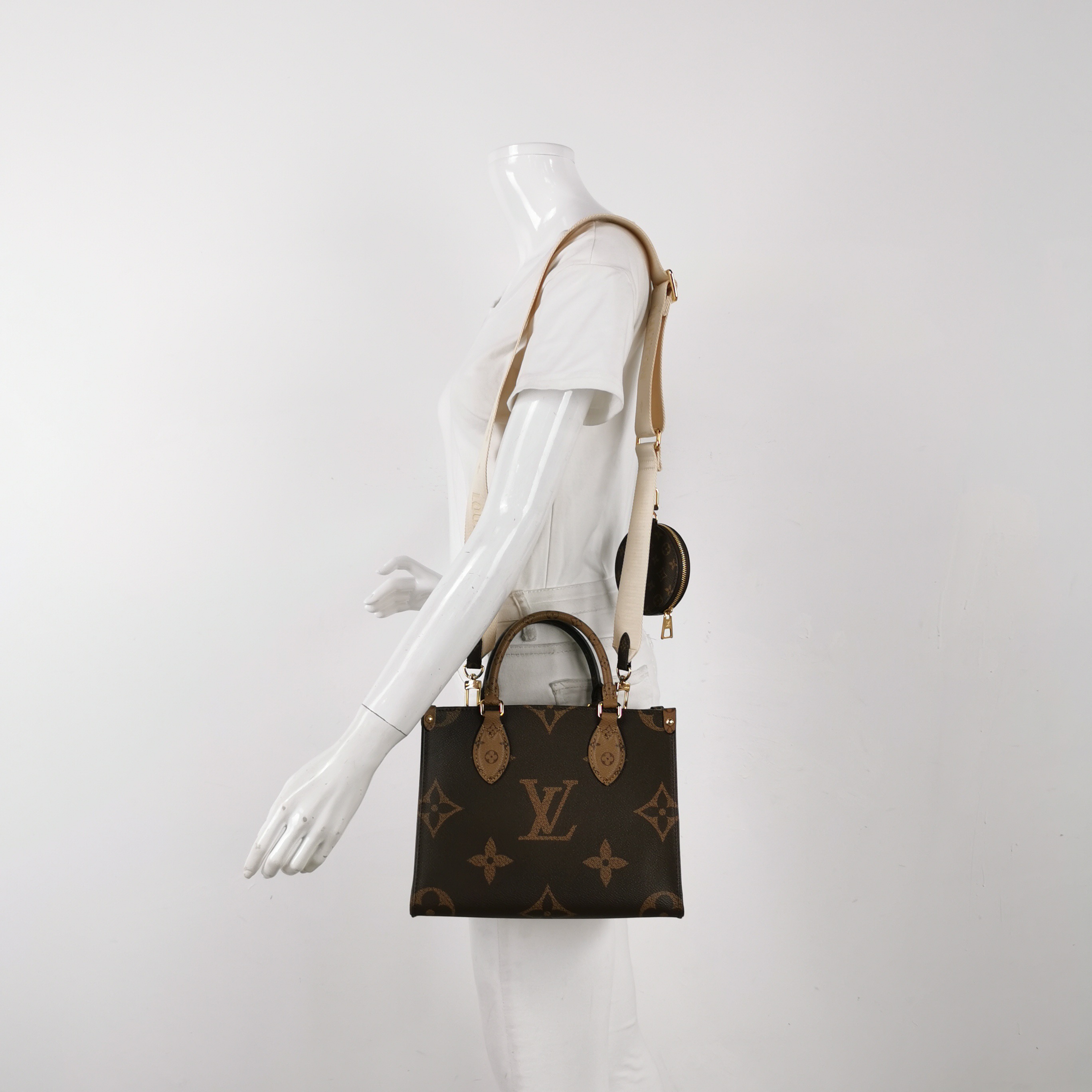 Louis Vuitton(LV) OnTheGo Tote Reverse Monogram Giant PM — alternate view