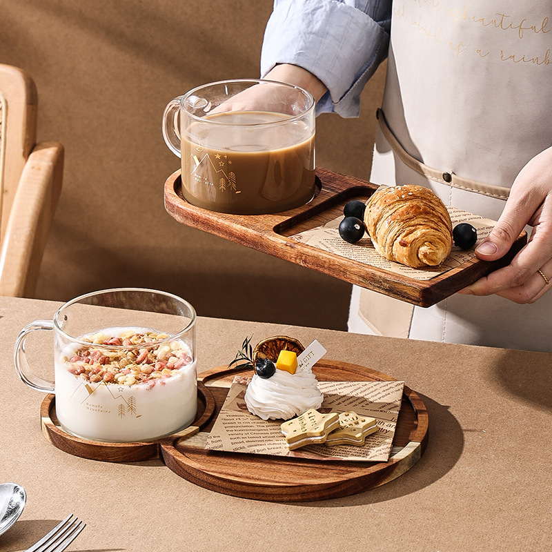 Wasserbecher-Set aus Holztablett