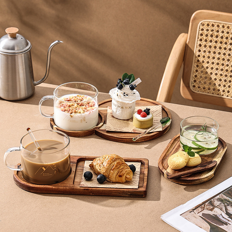 Wasserbecher-Set aus Holztablett