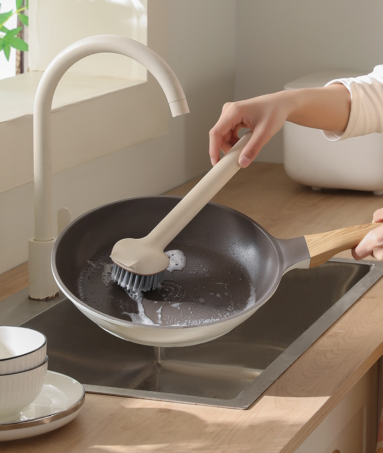 Rotating brush head for efficient cleaning