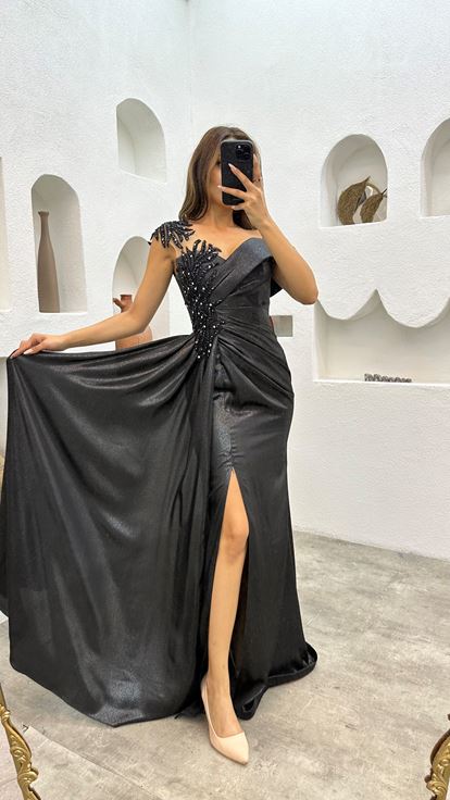 EMBROIDERED DETAIL PLEATED EVENING DRESS