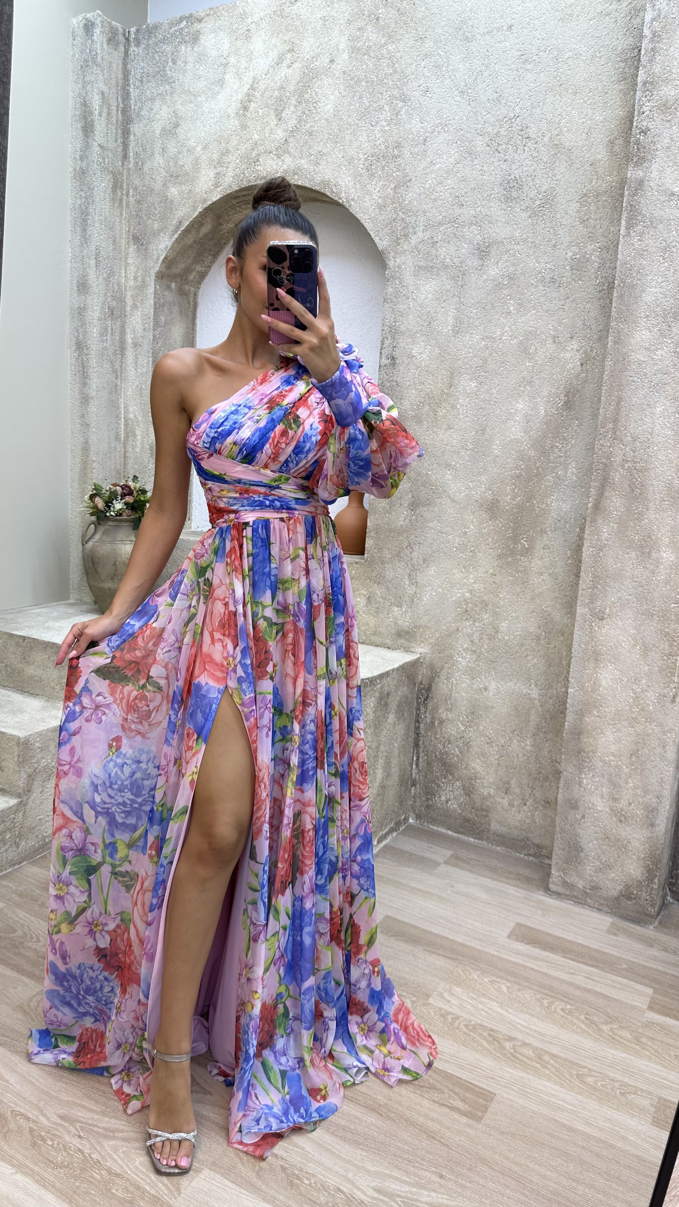 FLORAL LILA CON DETALLE DE HOMBROS DE UNA SOLA MANGA