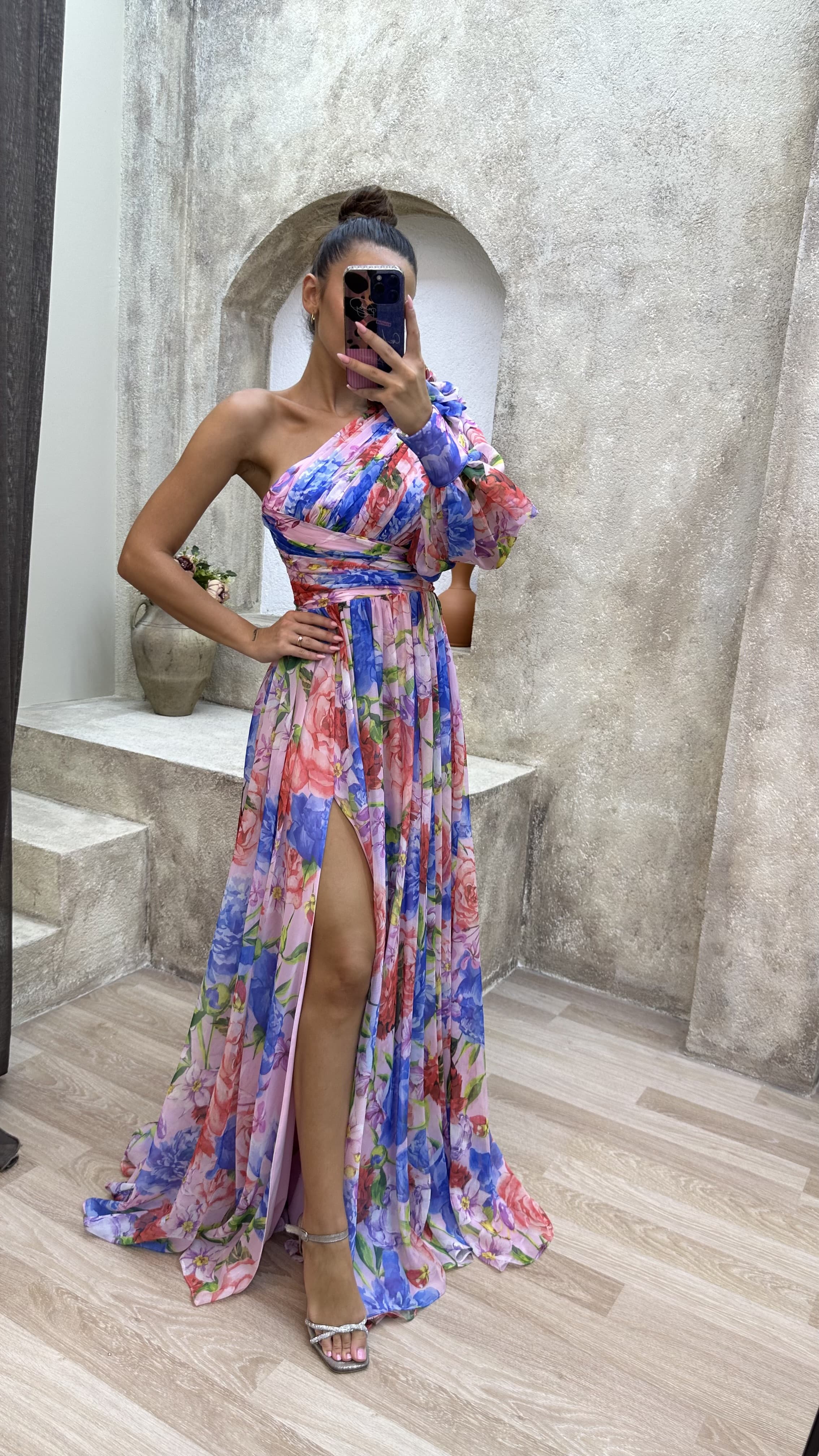 FLORAL LILA CON DETALLE DE HOMBROS DE UNA SOLA MANGA