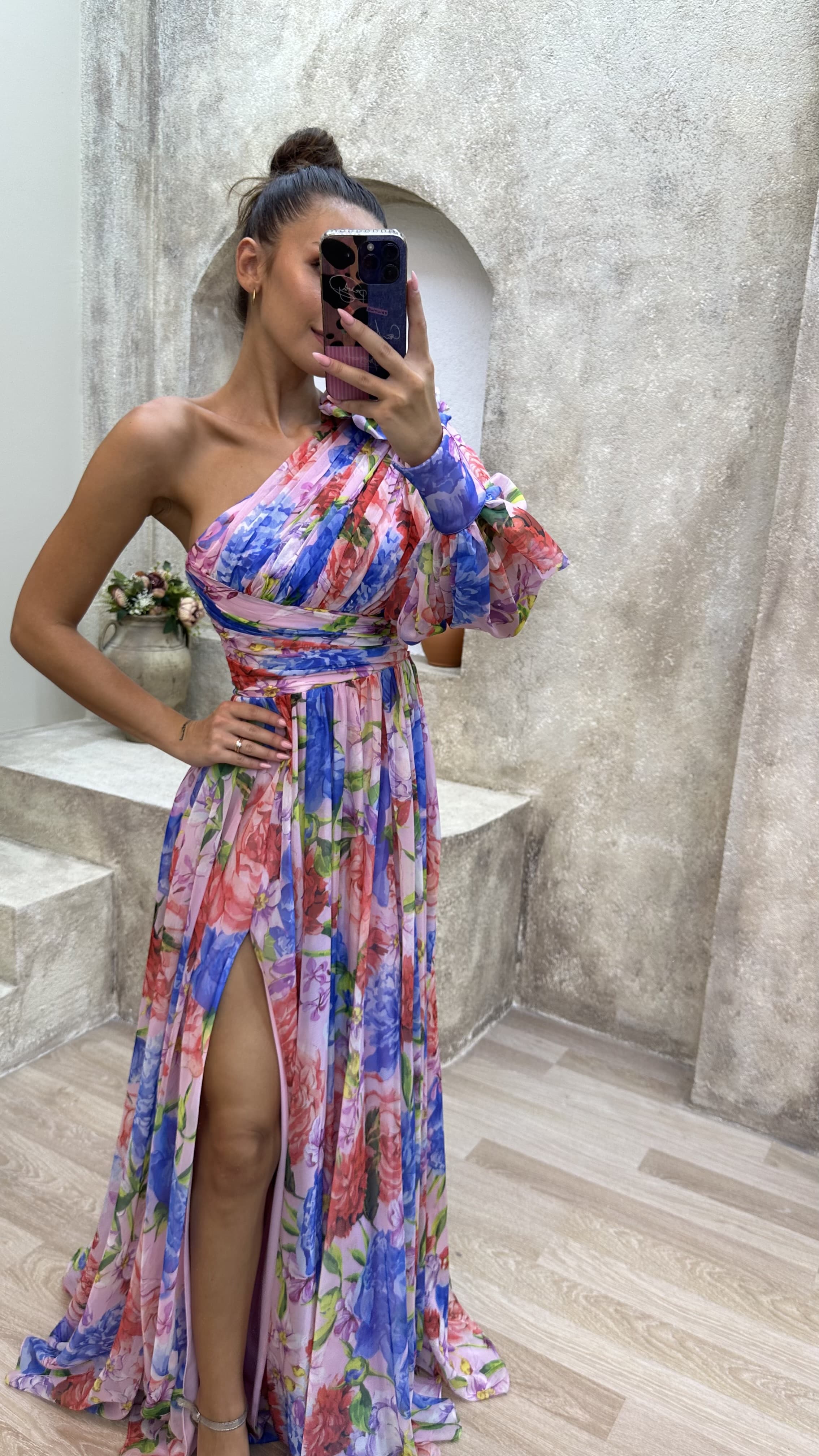 FLORAL LILA CON DETALLE DE HOMBROS DE UNA SOLA MANGA