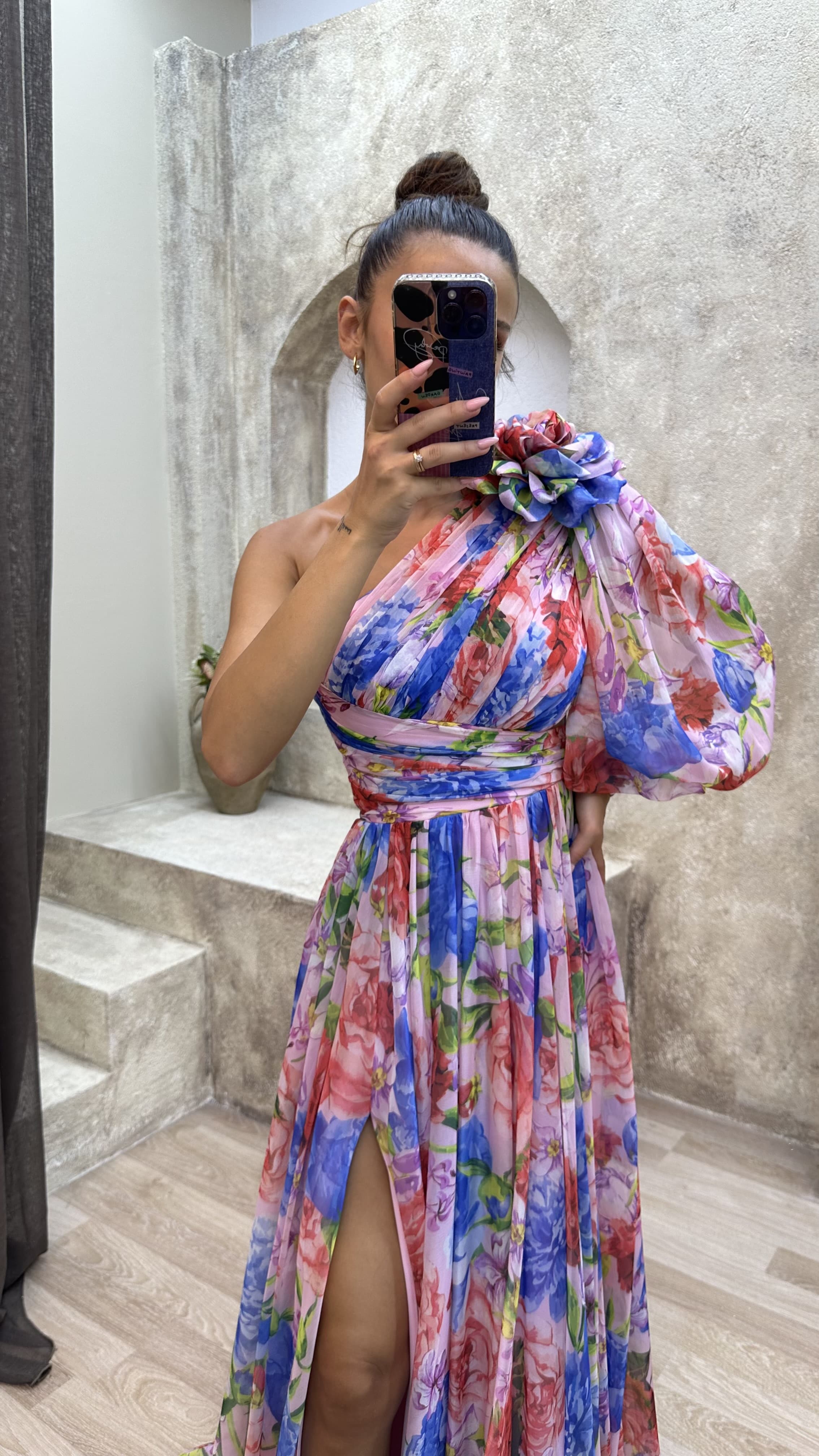 FLORAL LILA CON DETALLE DE HOMBROS DE UNA SOLA MANGA