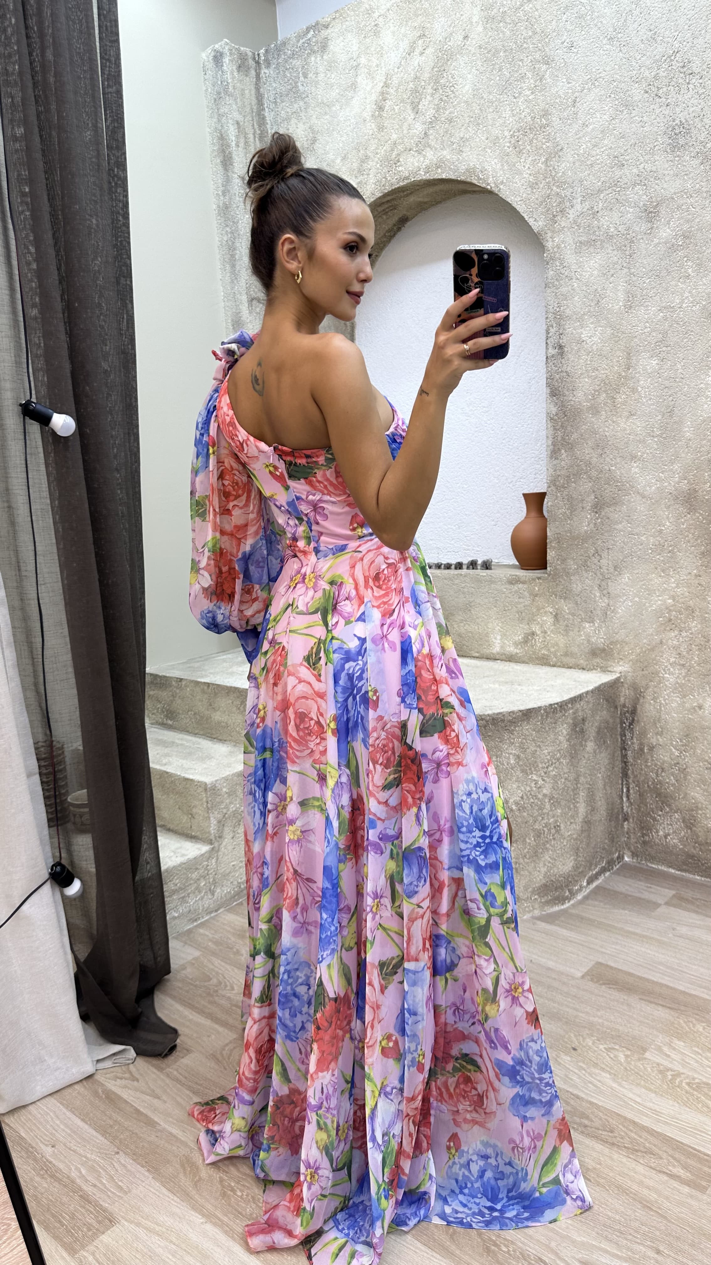FLORAL LILA CON DETALLE DE HOMBROS DE UNA SOLA MANGA