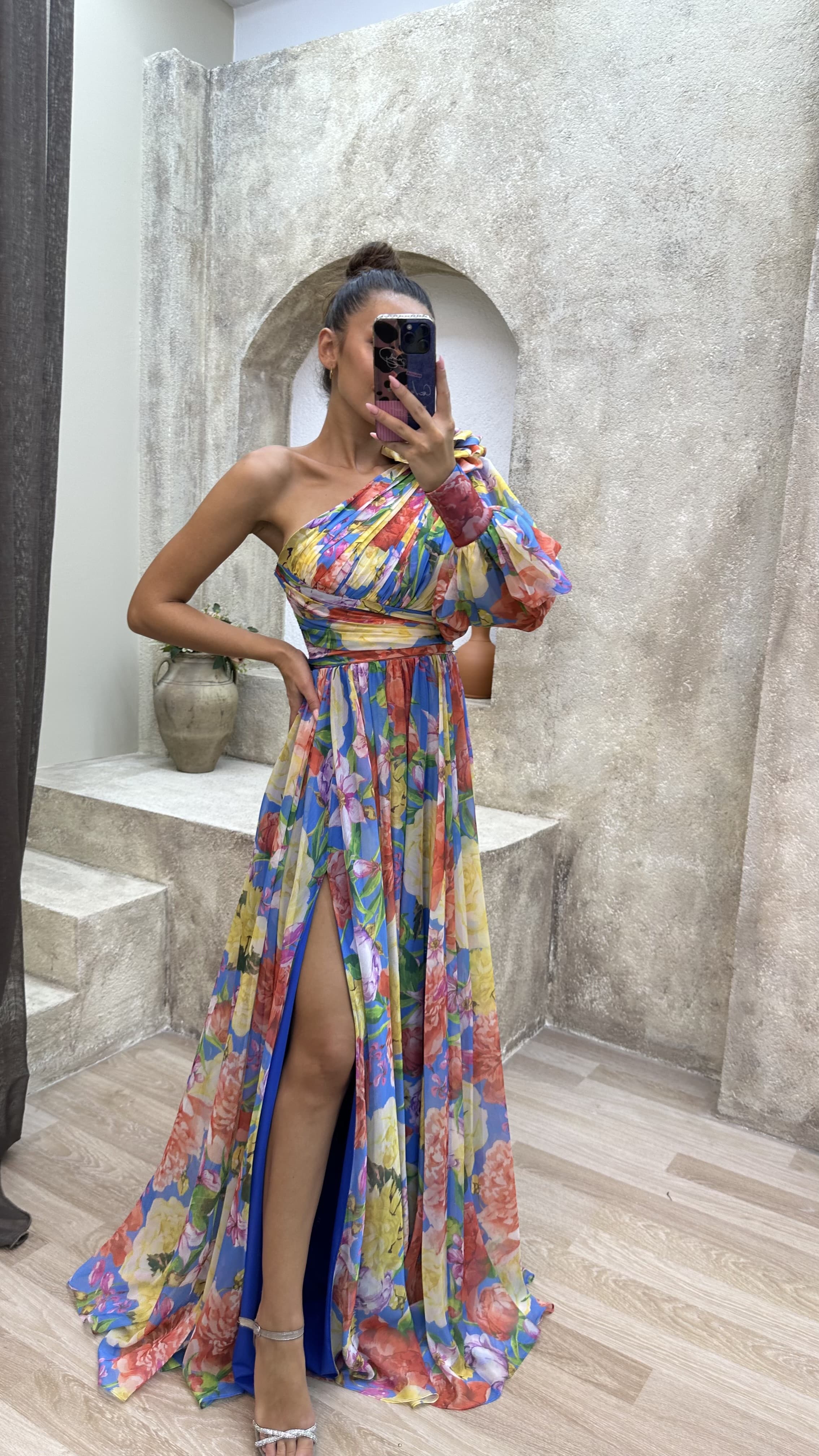 FLORAL LILA CON DETALLE DE HOMBROS DE UNA SOLA MANGA