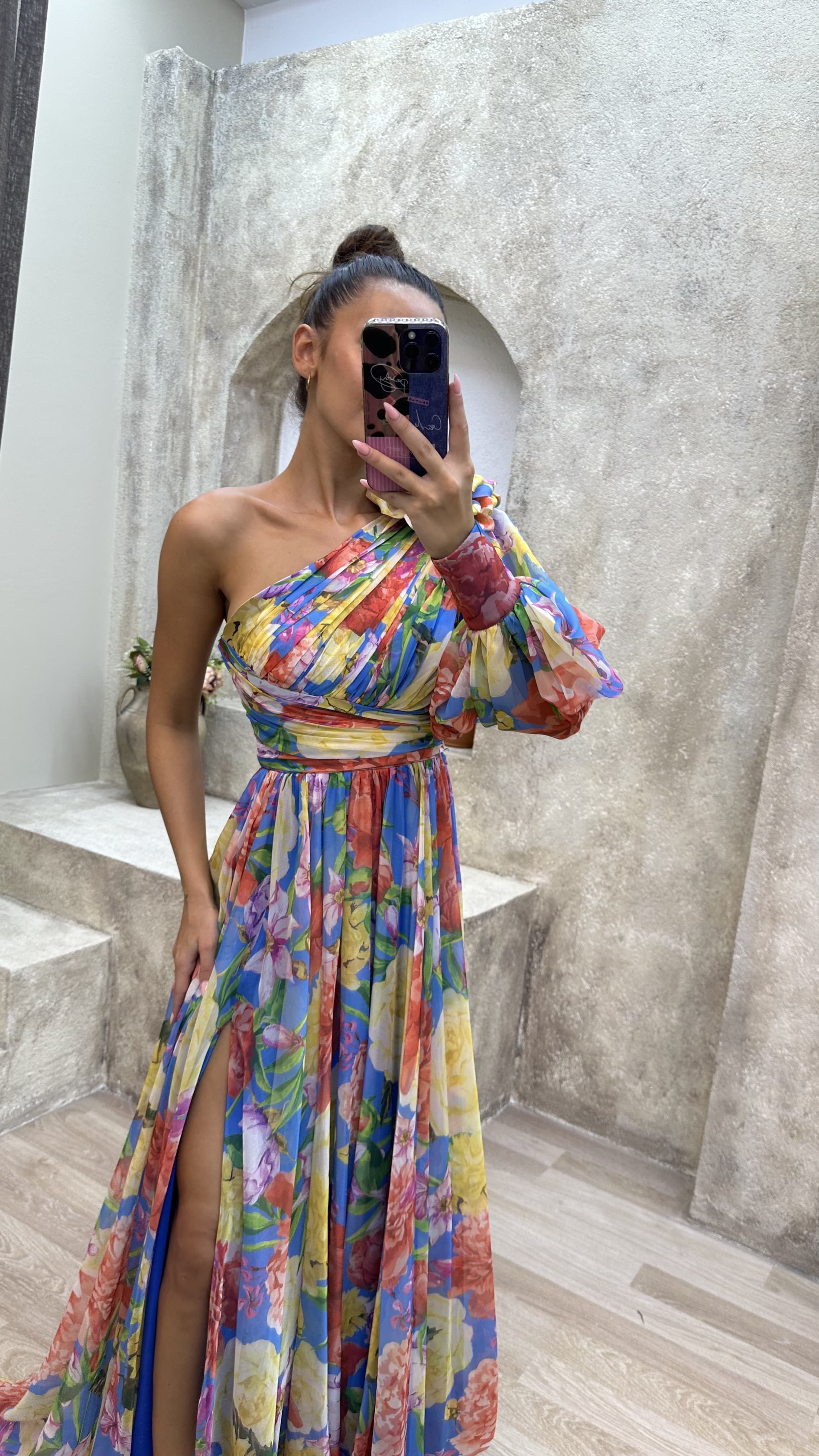 FLORAL LILA CON DETALLE DE HOMBROS DE UNA SOLA MANGA