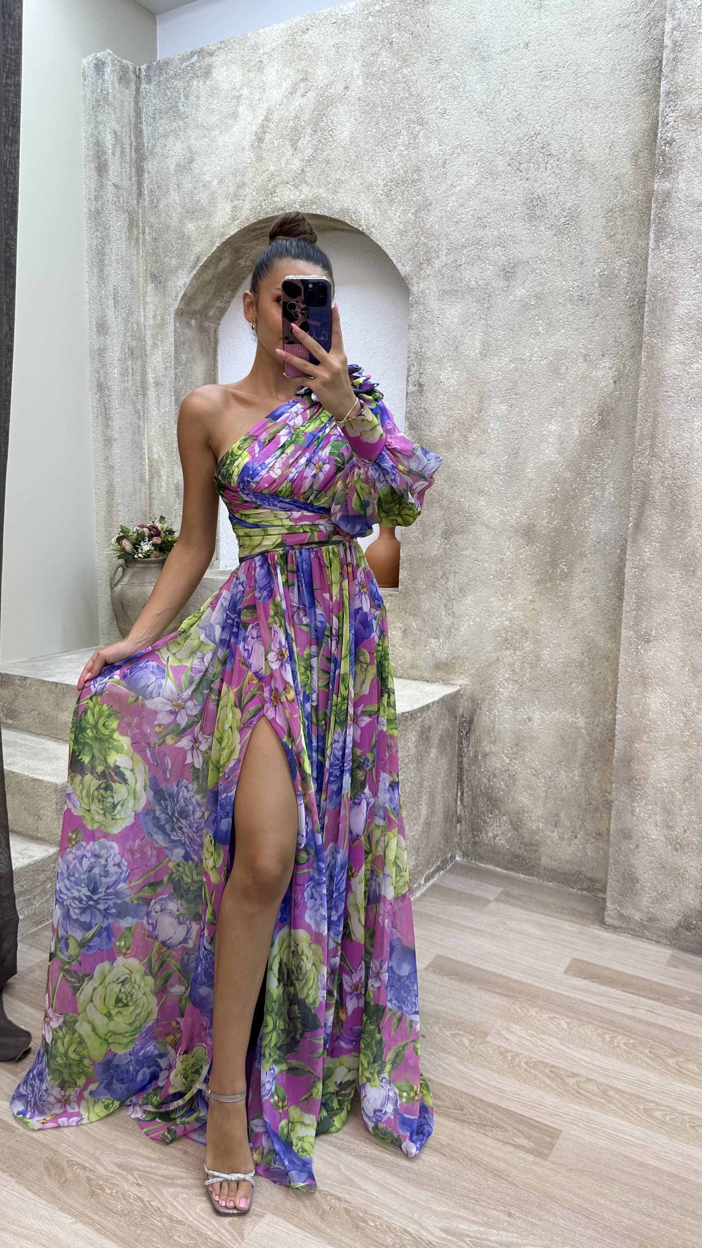 FLORAL LILA CON DETALLE DE HOMBROS DE UNA SOLA MANGA