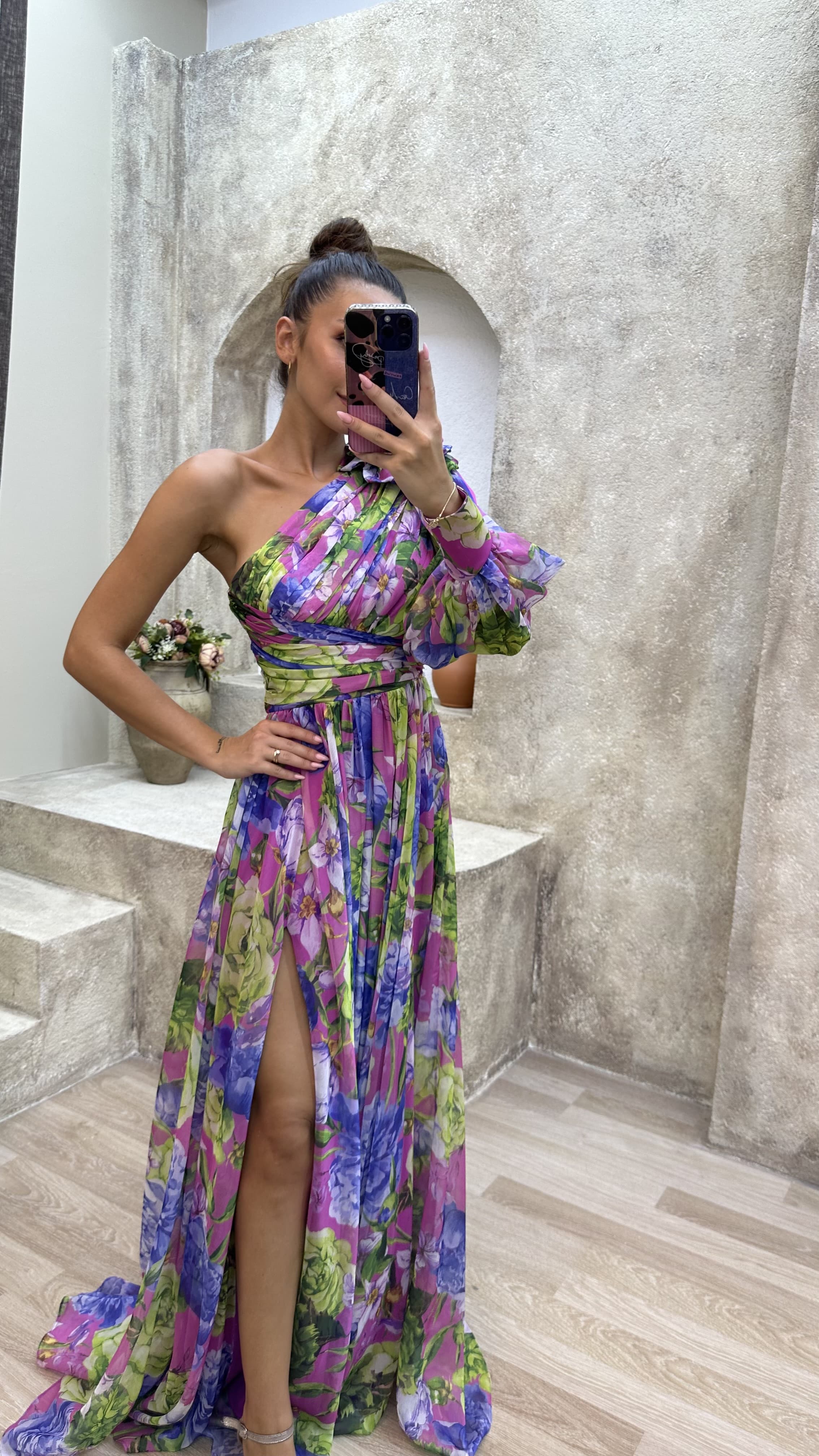 FLORAL LILA CON DETALLE DE HOMBROS DE UNA SOLA MANGA