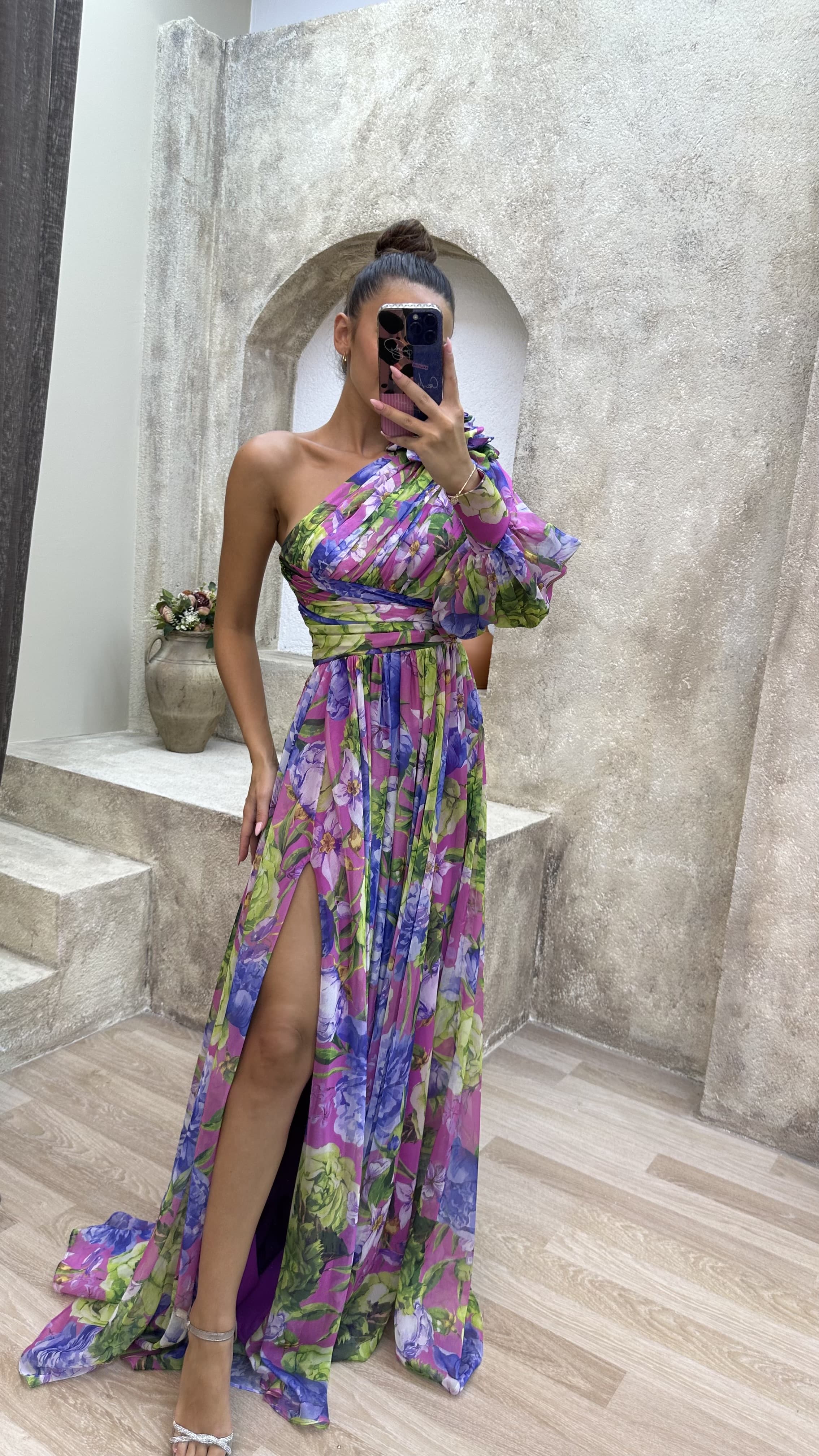 FLORAL LILA CON DETALLE DE HOMBROS DE UNA SOLA MANGA