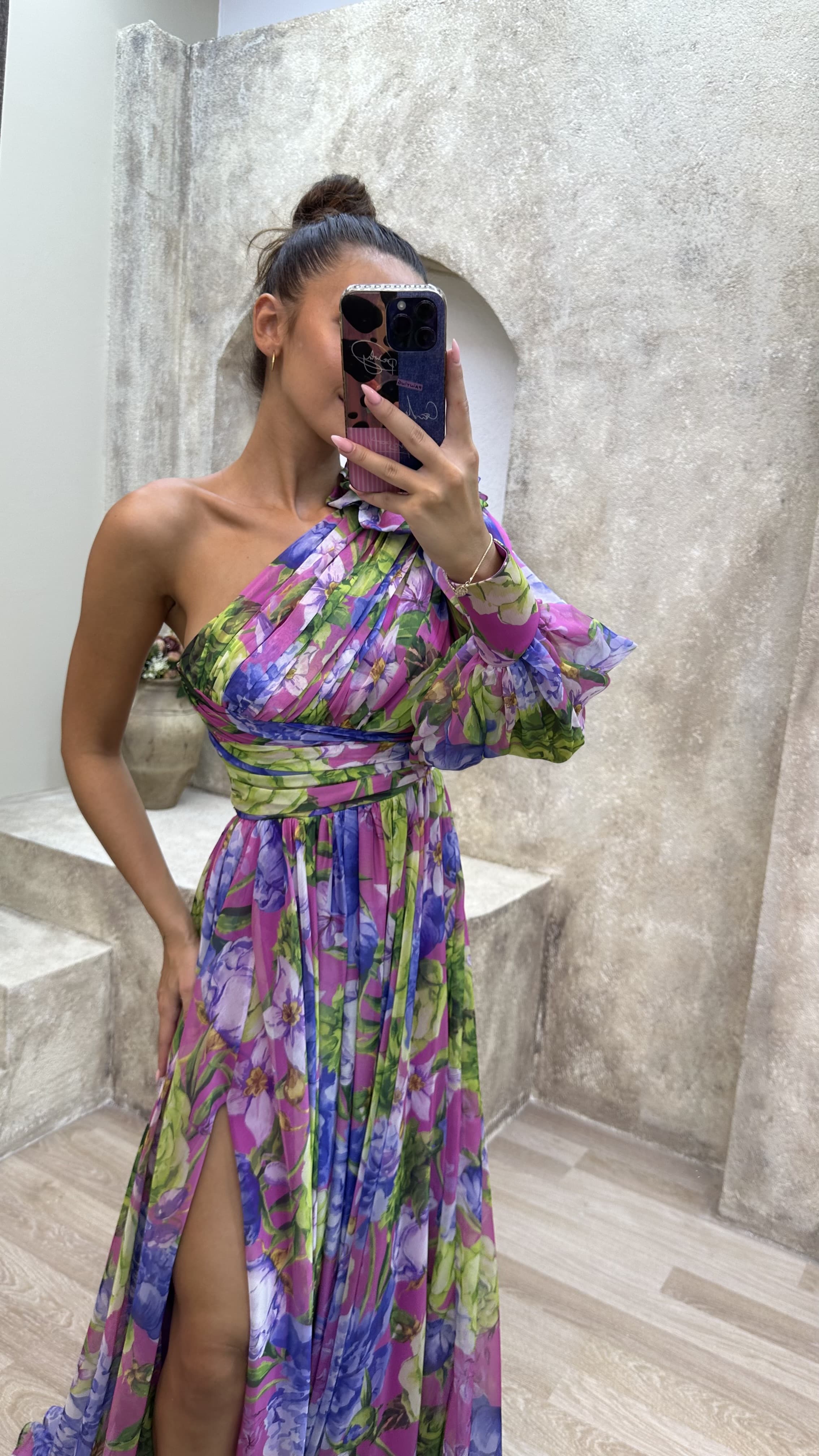 FLORAL LILA CON DETALLE DE HOMBROS DE UNA SOLA MANGA