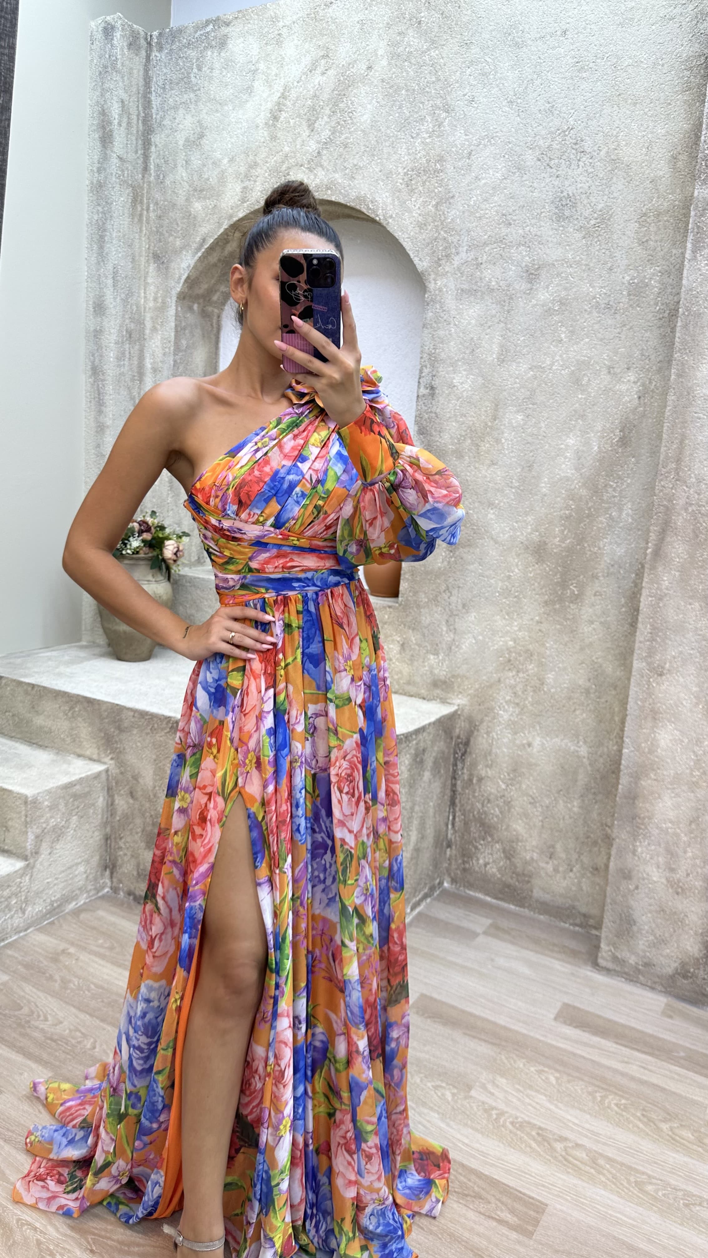 FLORAL LILA CON DETALLE DE HOMBROS DE UNA SOLA MANGA