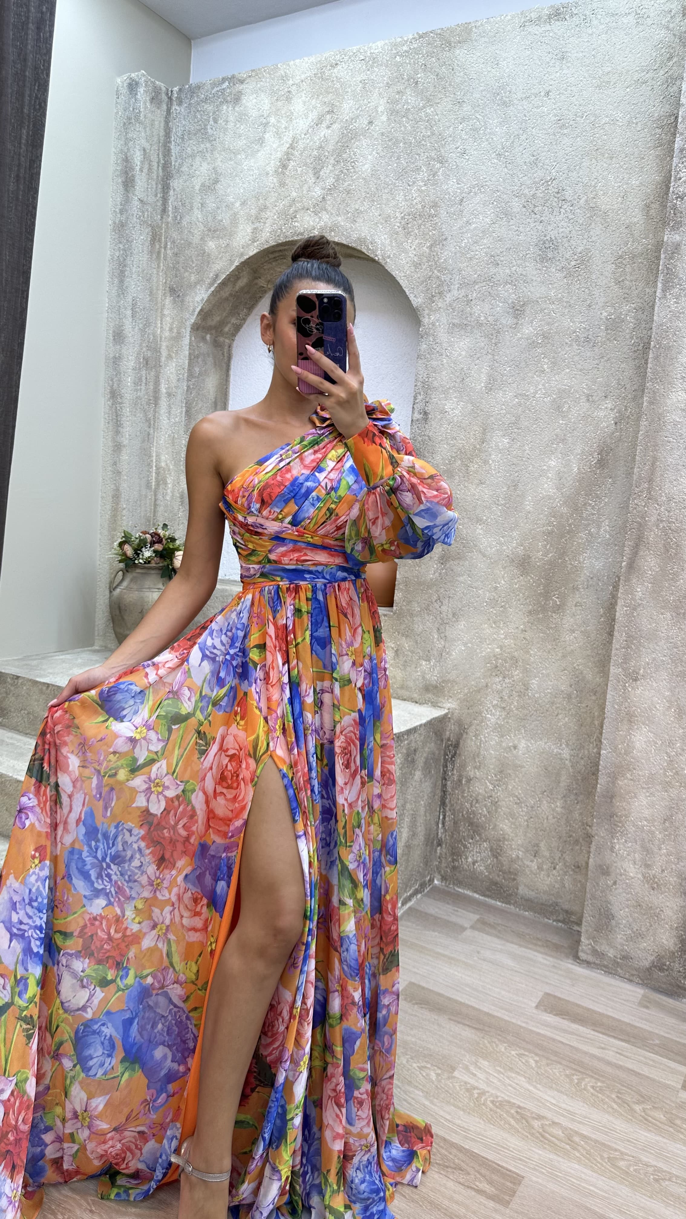 FLORAL LILA CON DETALLE DE HOMBROS DE UNA SOLA MANGA