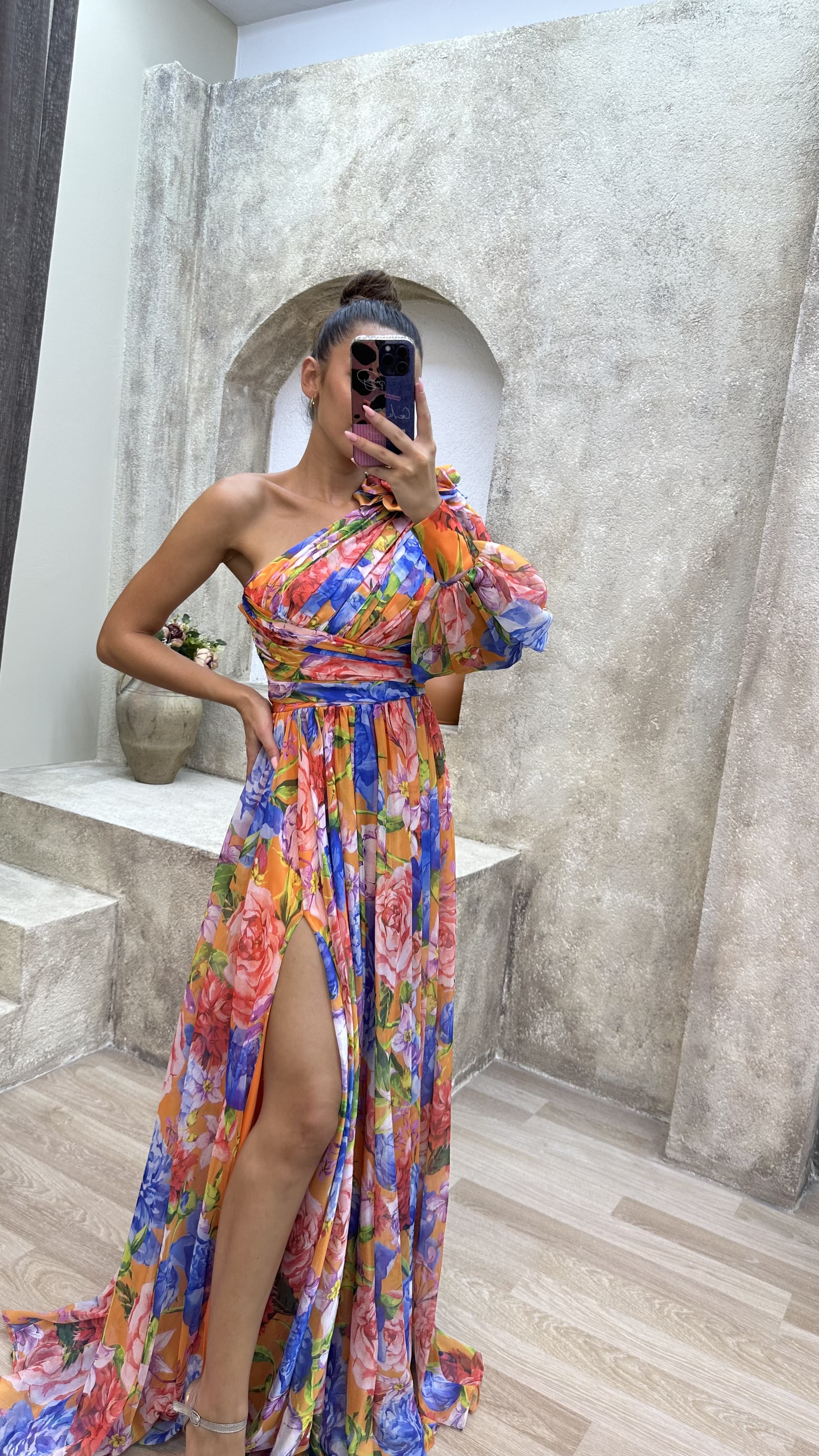 FLORAL LILA CON DETALLE DE HOMBROS DE UNA SOLA MANGA