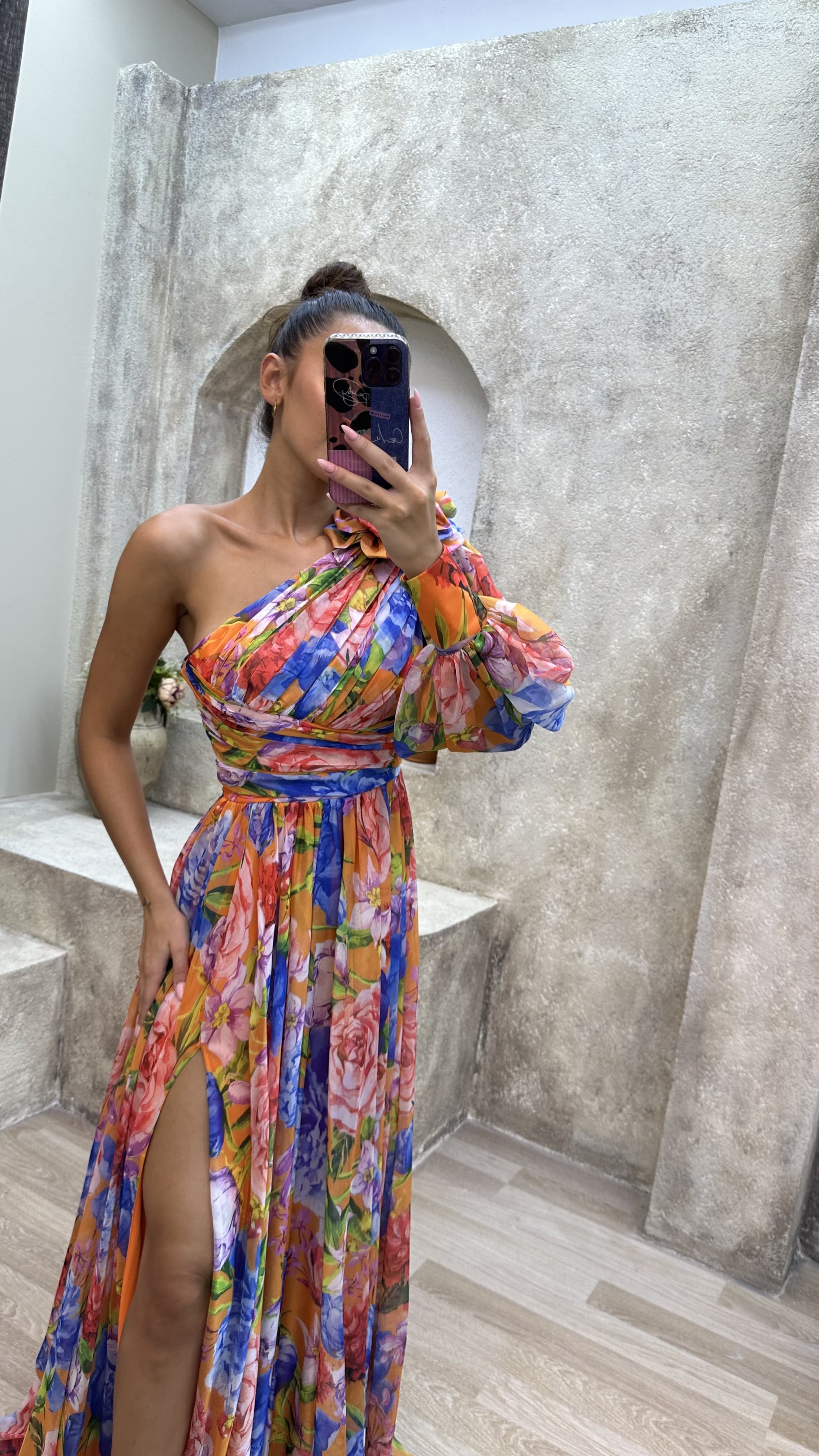 FLORAL LILA CON DETALLE DE HOMBROS DE UNA SOLA MANGA