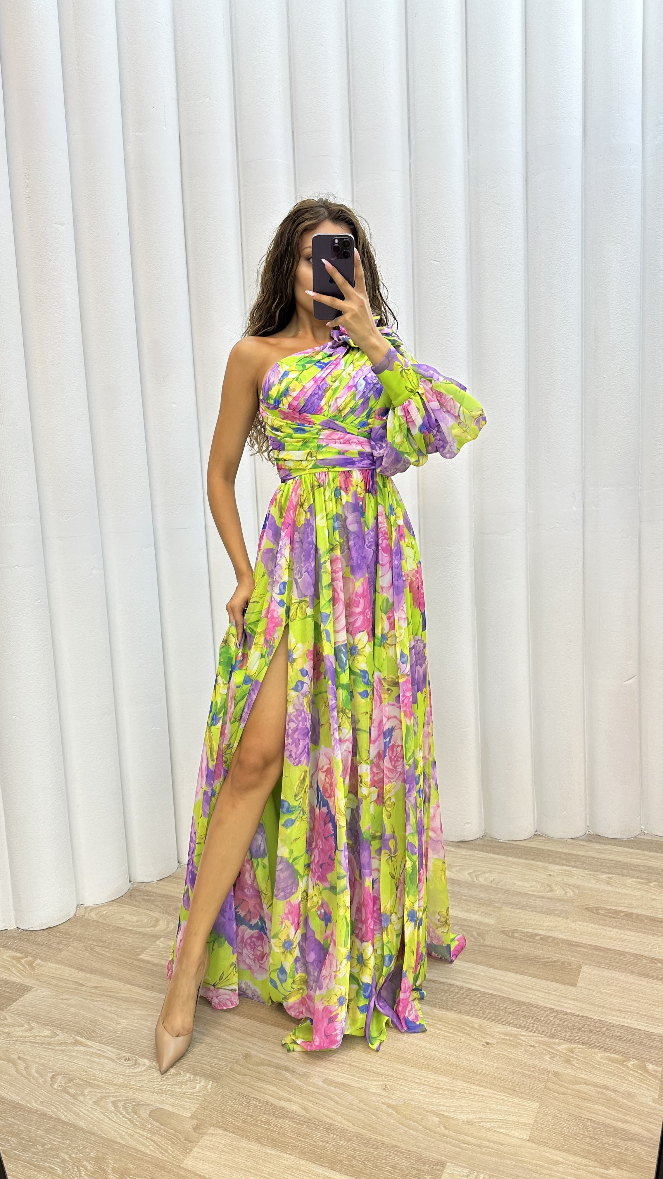 FLORAL LILA CON DETALLE DE HOMBROS DE UNA SOLA MANGA