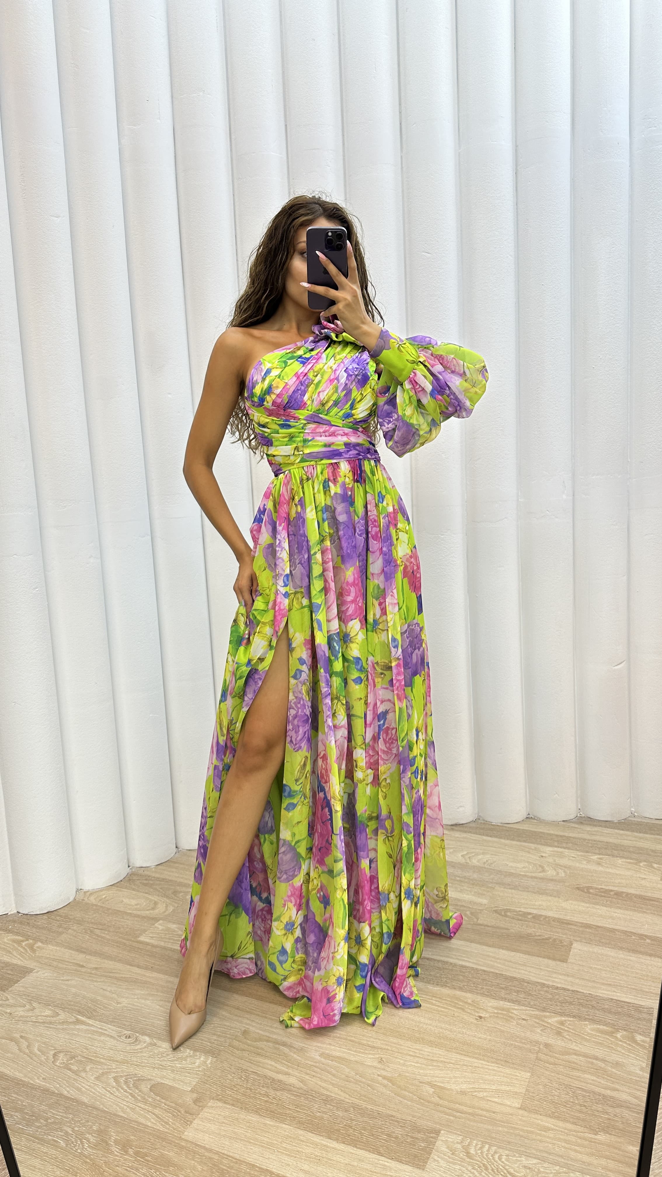 FLORAL LILA CON DETALLE DE HOMBROS DE UNA SOLA MANGA