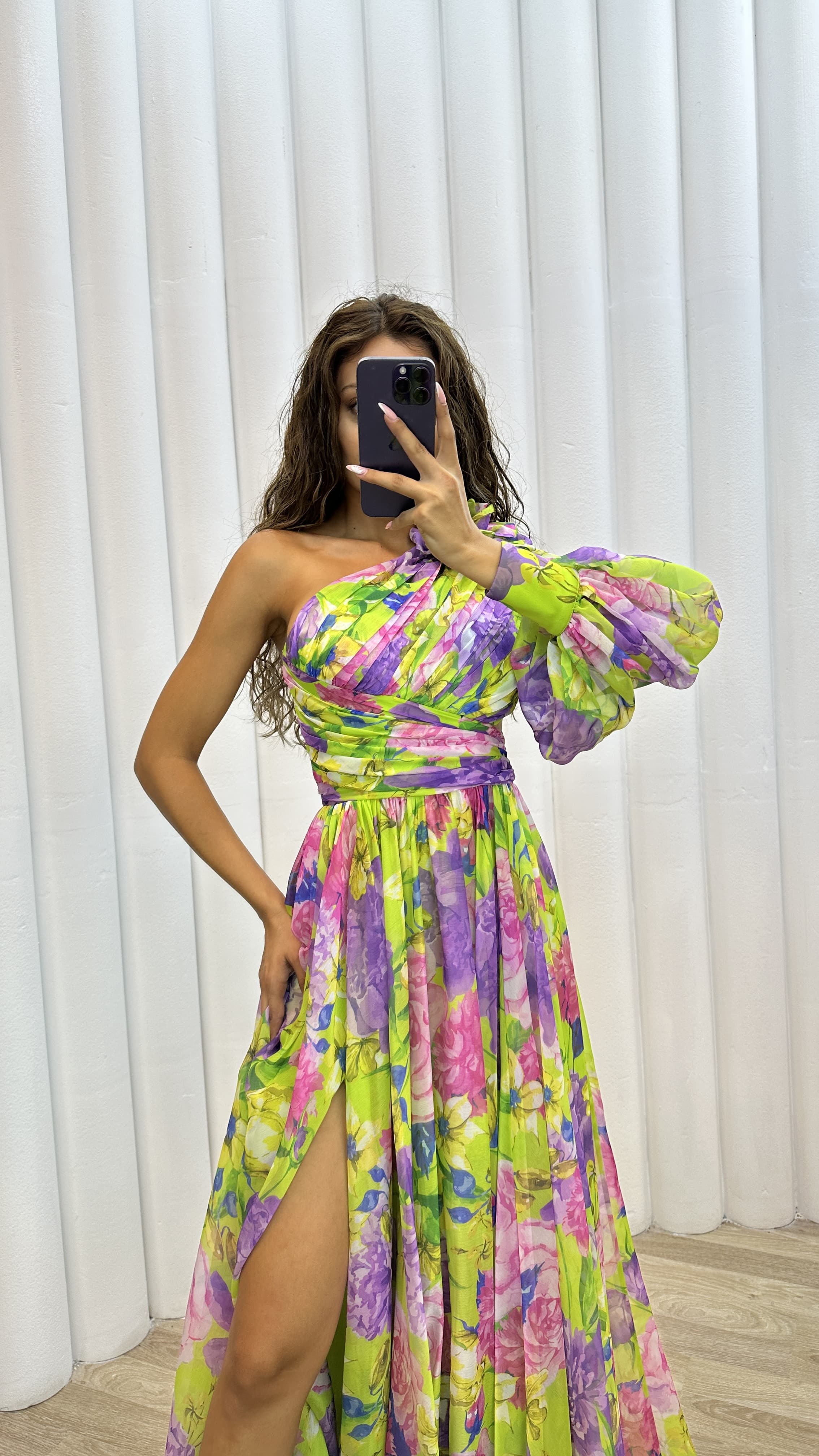 FLORAL LILA CON DETALLE DE HOMBROS DE UNA SOLA MANGA