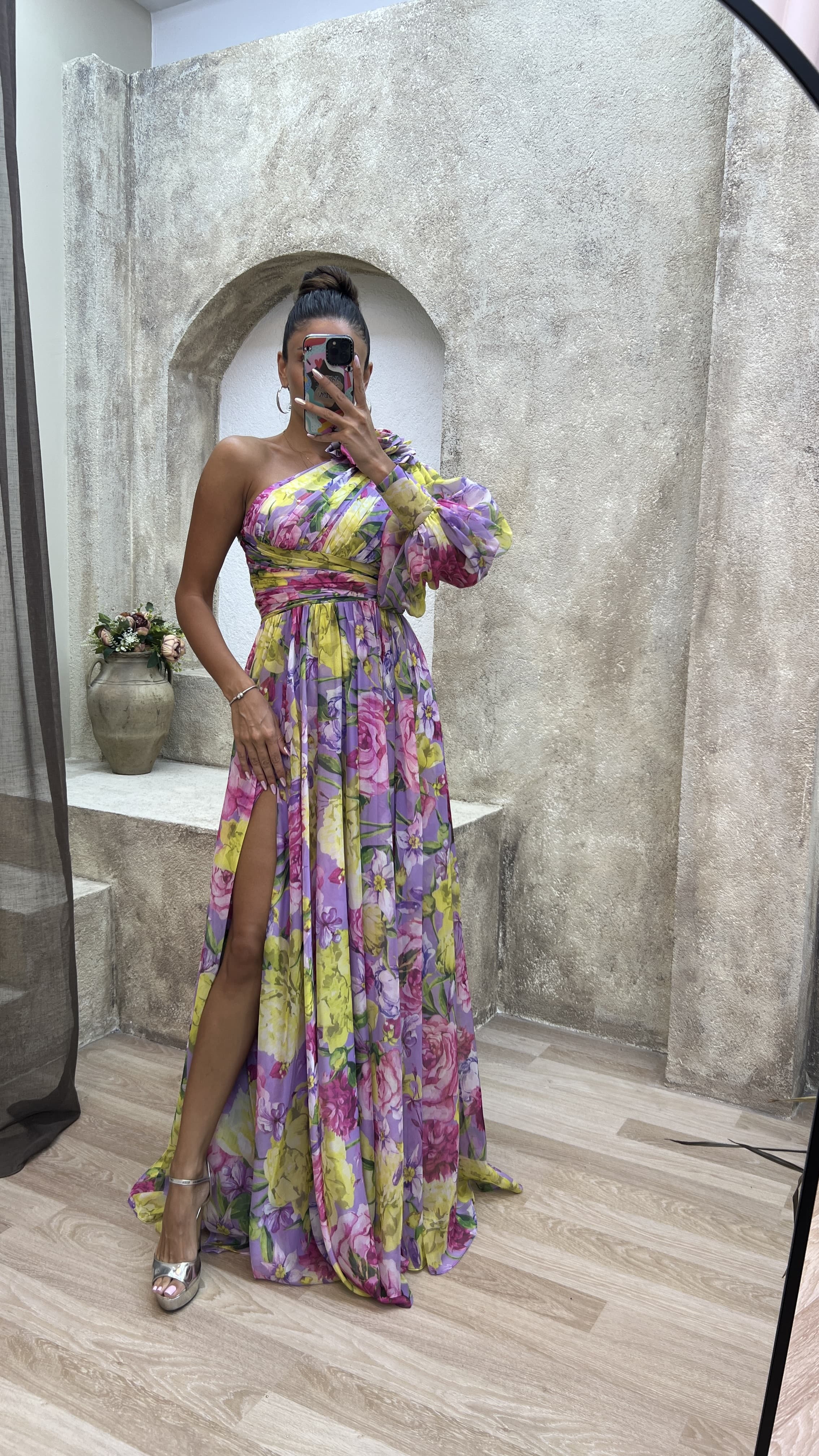 FLORAL LILA CON DETALLE DE HOMBROS DE UNA SOLA MANGA