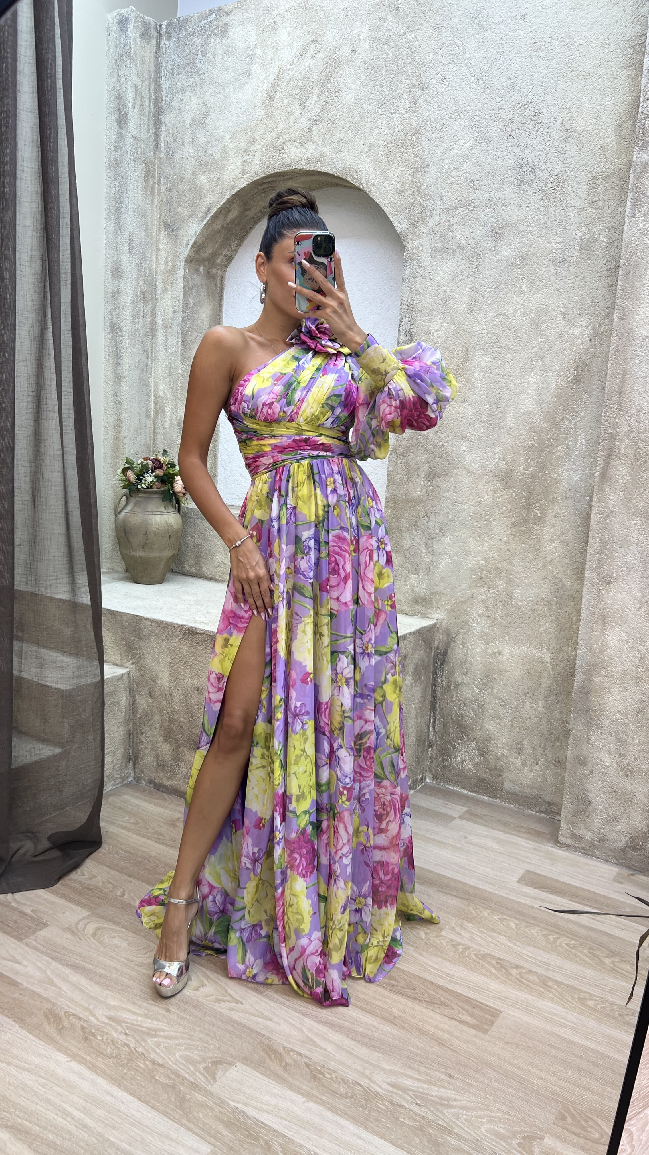 FLORAL LILA CON DETALLE DE HOMBROS DE UNA SOLA MANGA