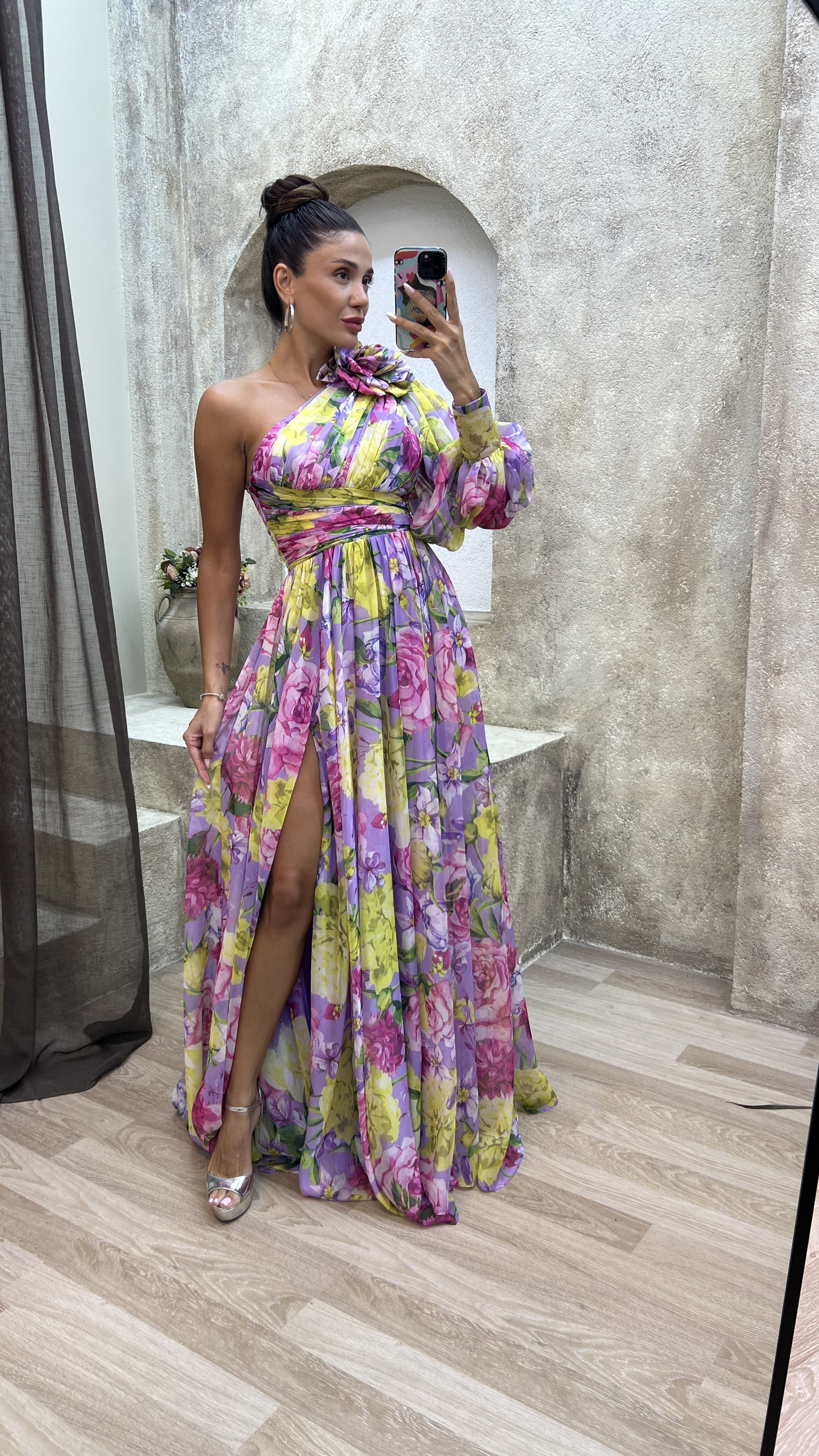 FLORAL LILA CON DETALLE DE HOMBROS DE UNA SOLA MANGA