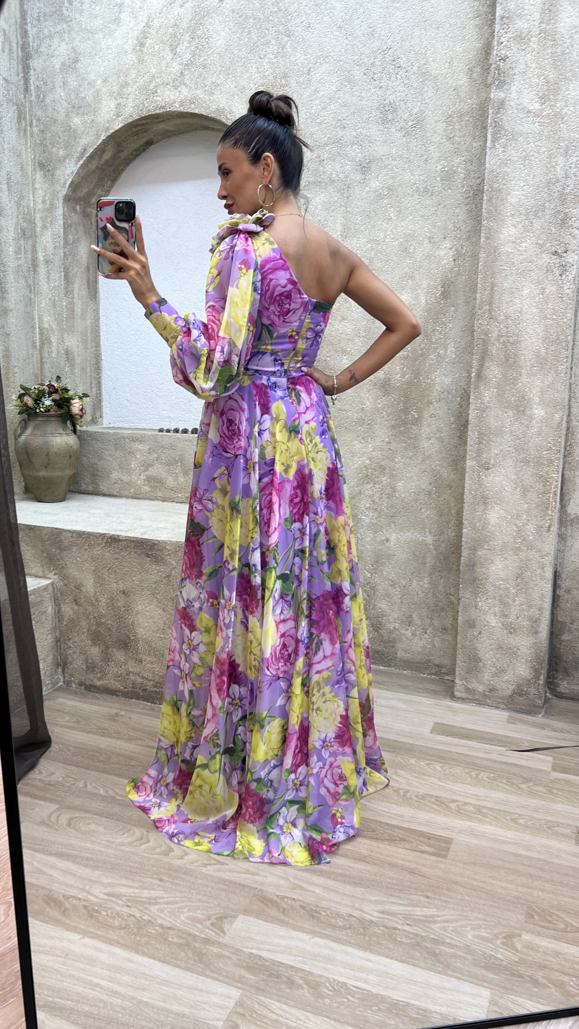 FLORAL LILA CON DETALLE DE HOMBROS DE UNA SOLA MANGA