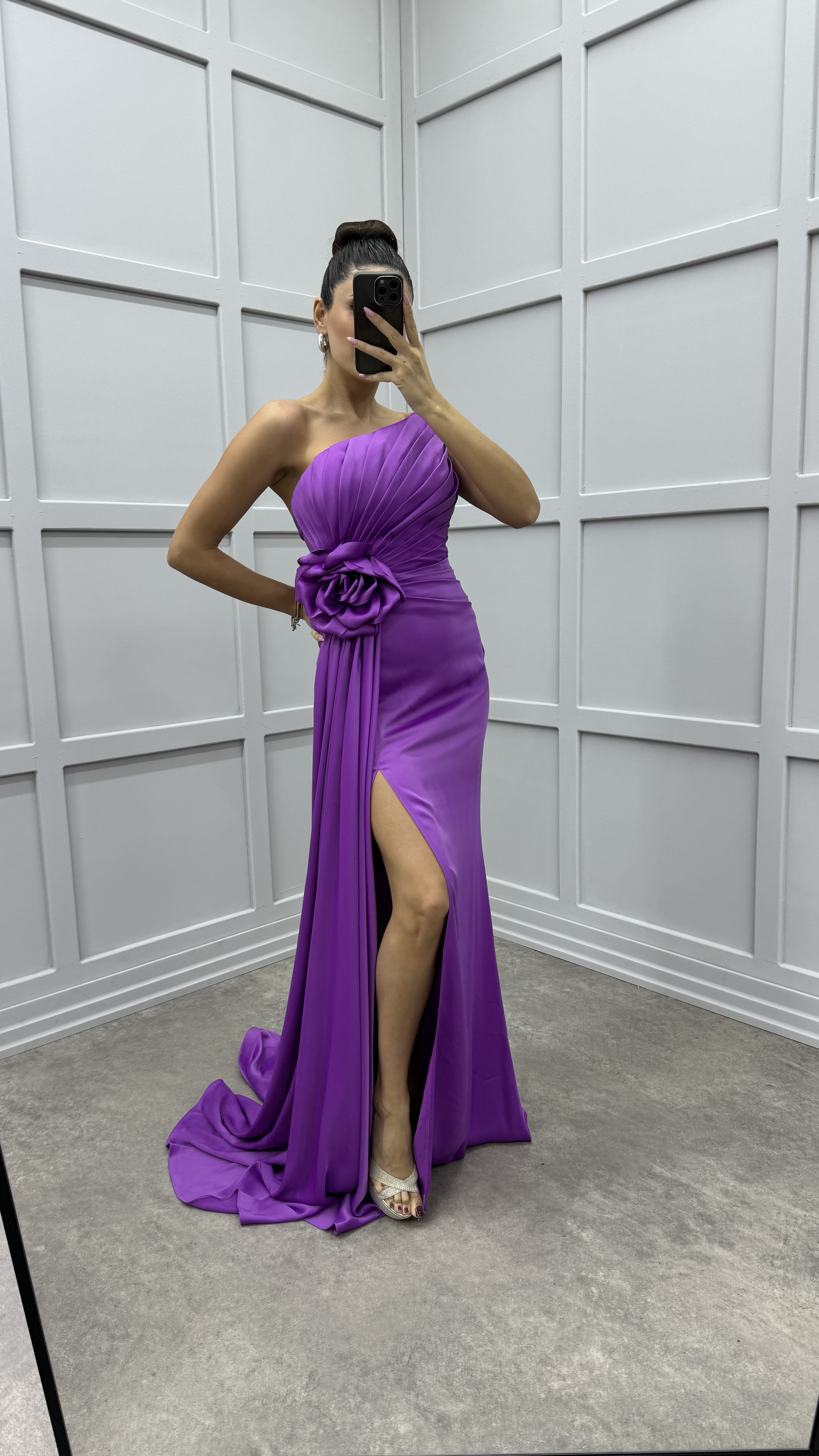 STRAPLESS ROSE DETAIL PLEATED DESIGN EVENING DRESS