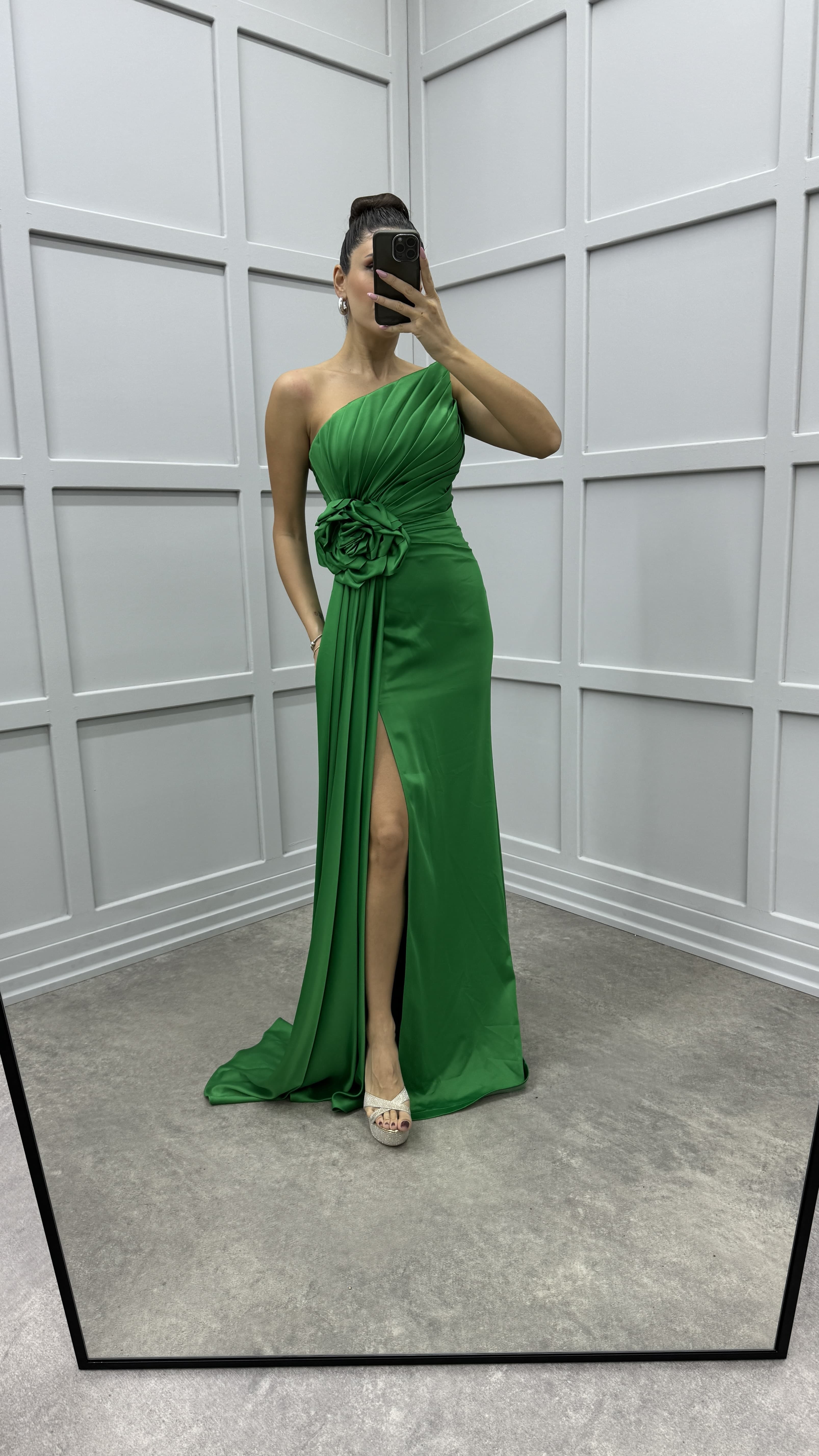 STRAPLESS ROSE DETAIL PLEATED DESIGN EVENING DRESS