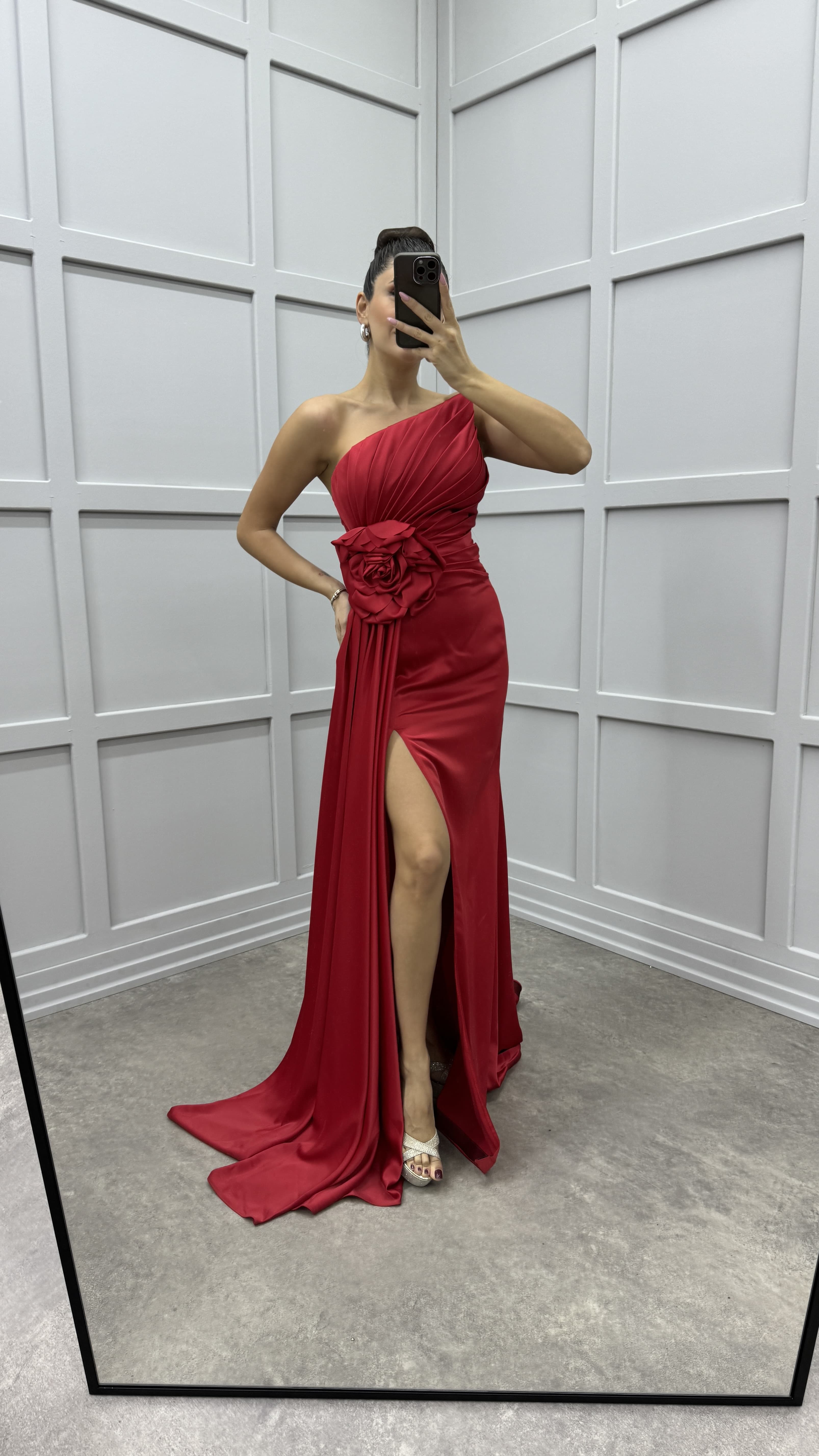 STRAPLESS ROSE DETAIL PLEATED DESIGN EVENING DRESS