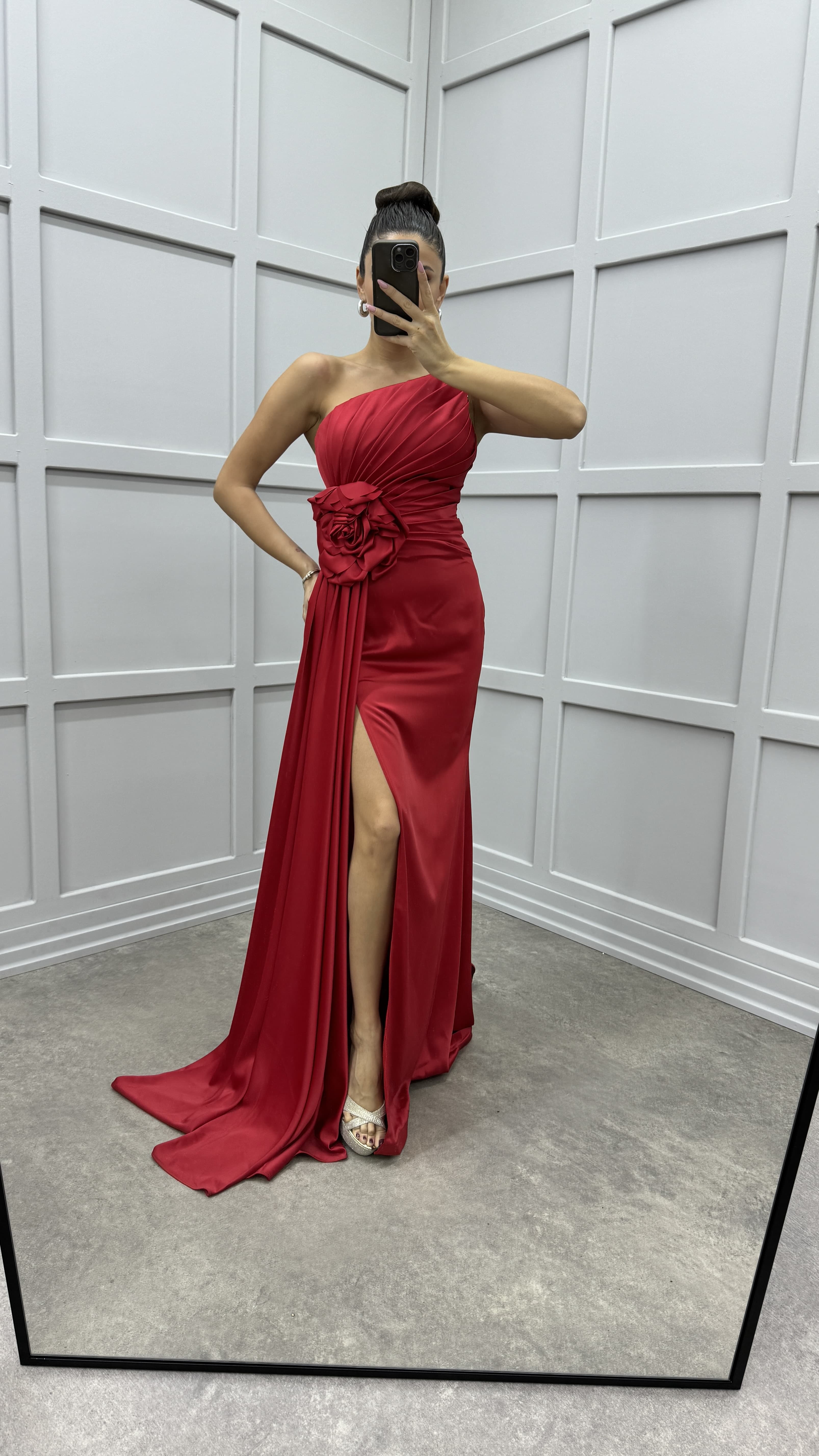 STRAPLESS ROSE DETAIL PLEATED DESIGN EVENING DRESS