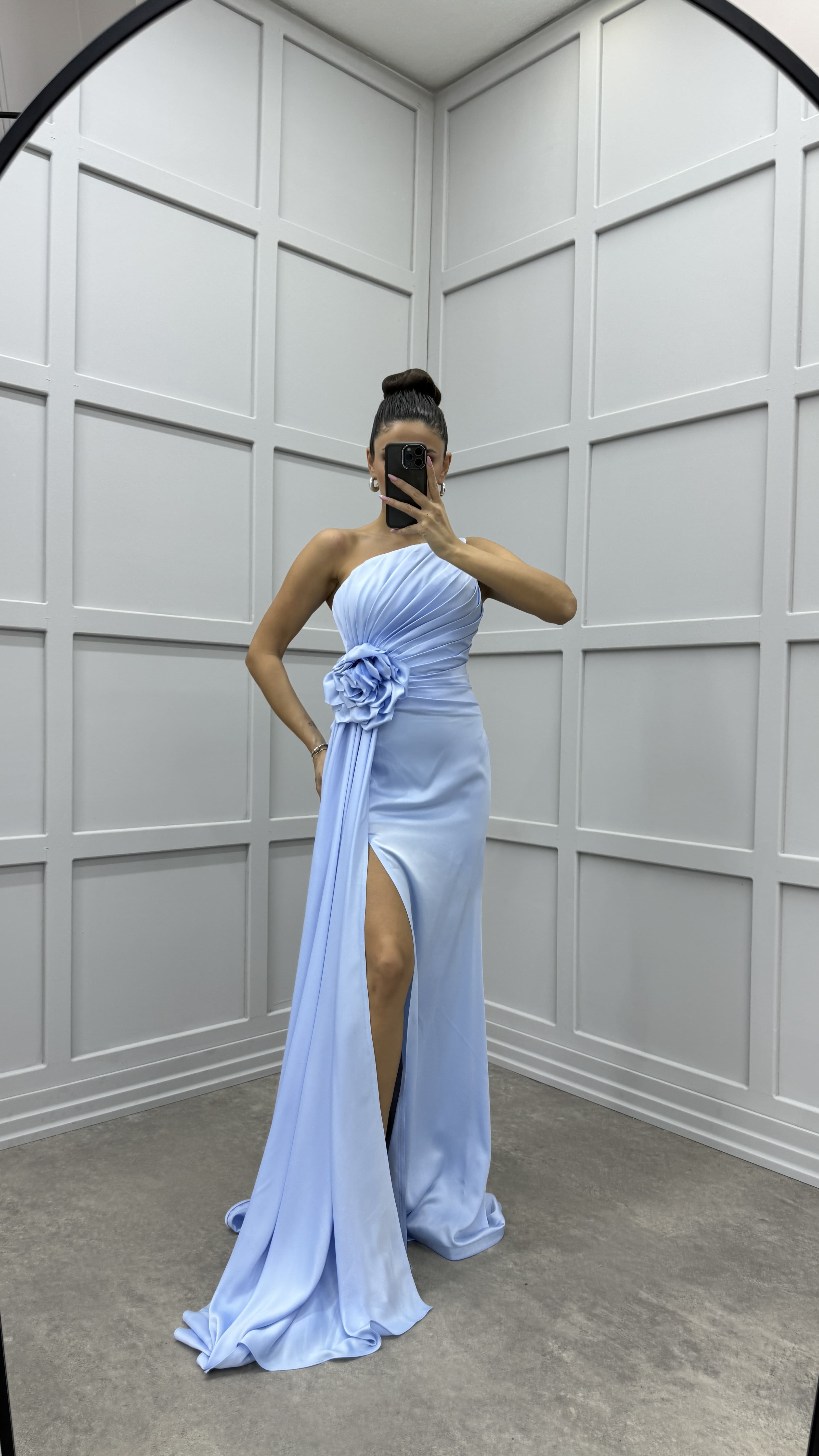 STRAPLESS ROSE DETAIL PLEATED DESIGN EVENING DRESS