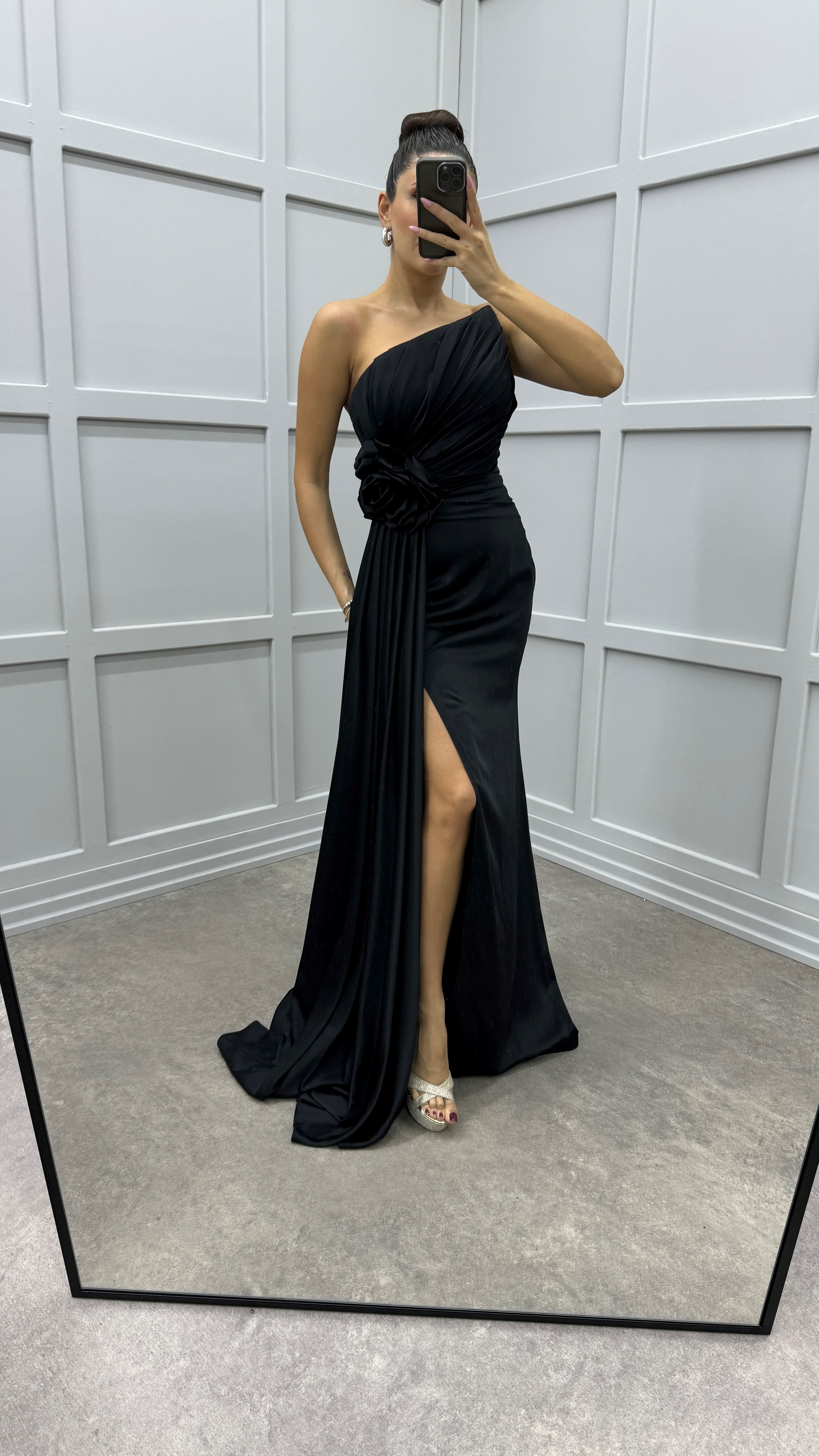 STRAPLESS ROSE DETAIL PLEATED DESIGN EVENING DRESS