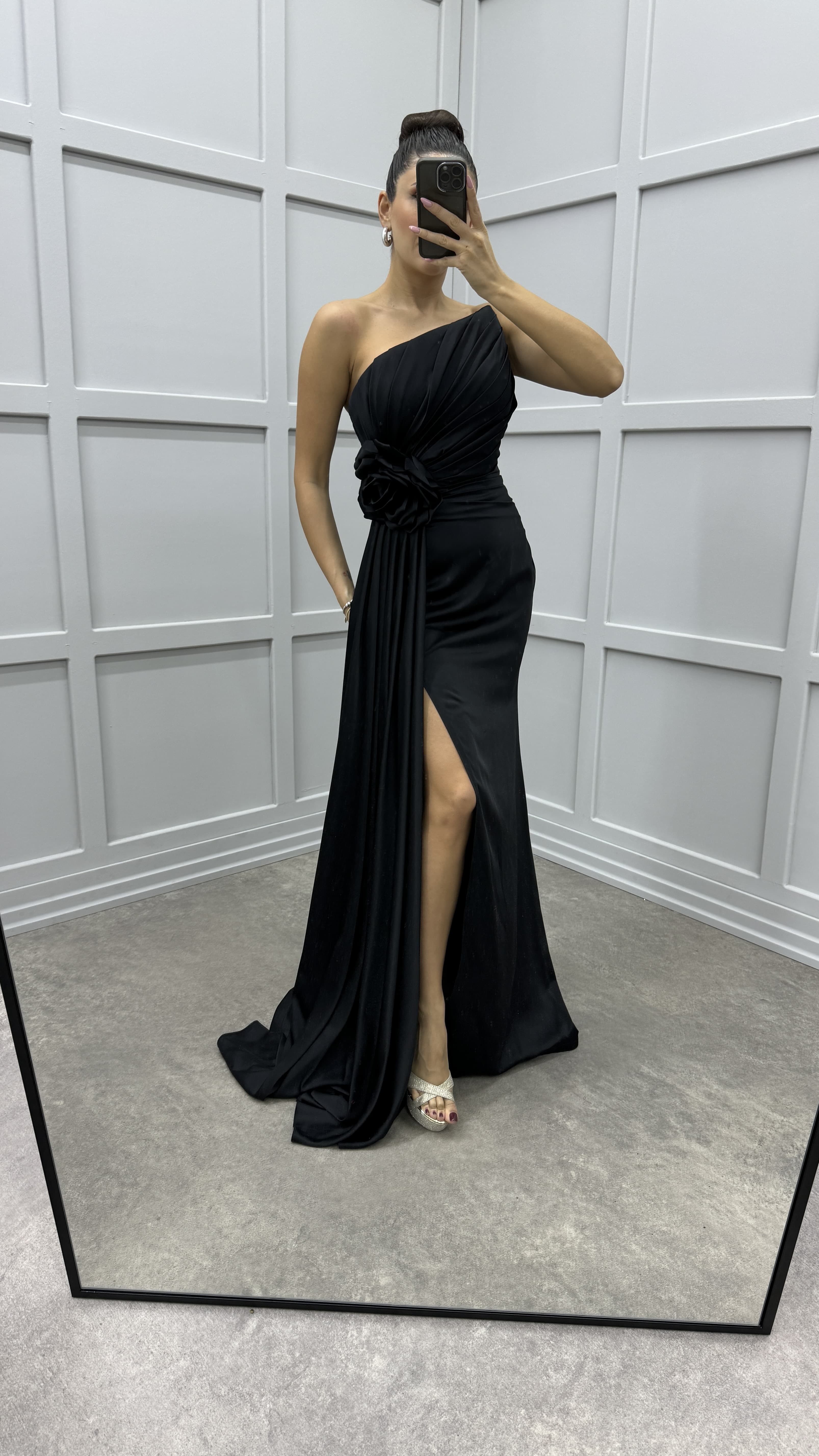 STRAPLESS ROSE DETAIL PLEATED DESIGN EVENING DRESS