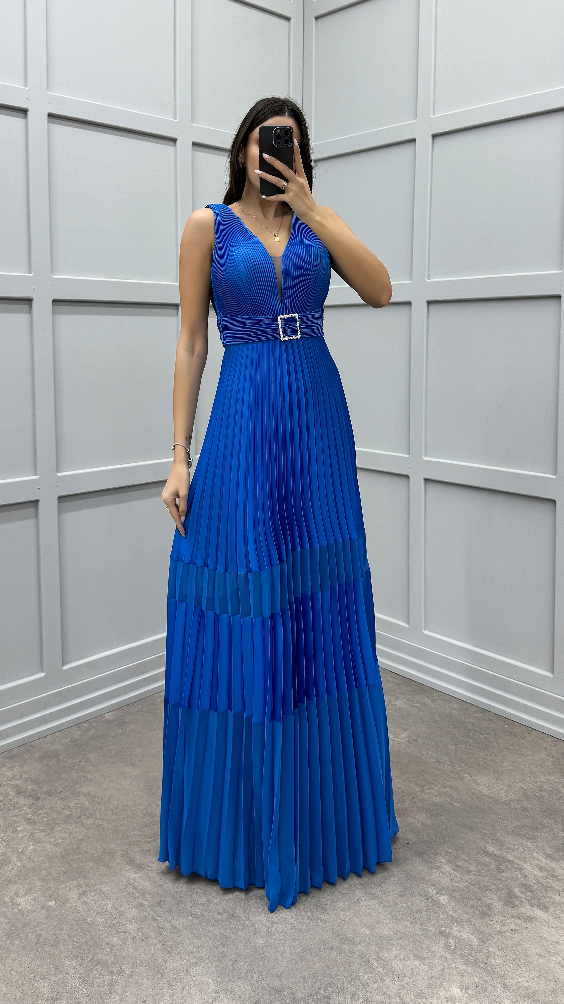 V-NECK PLEATED DESIGN DRESS