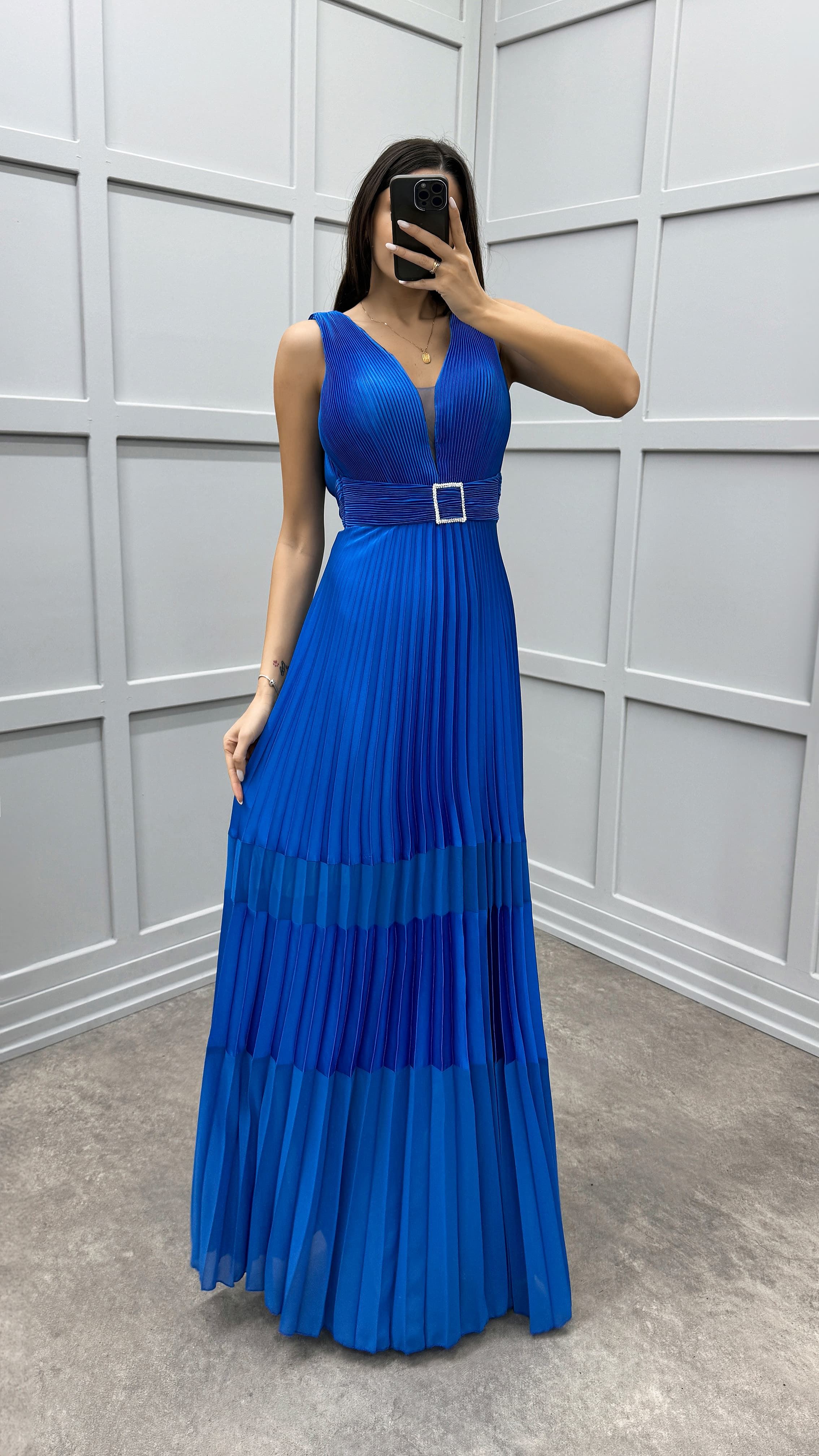 V-NECK PLEATED DESIGN DRESS