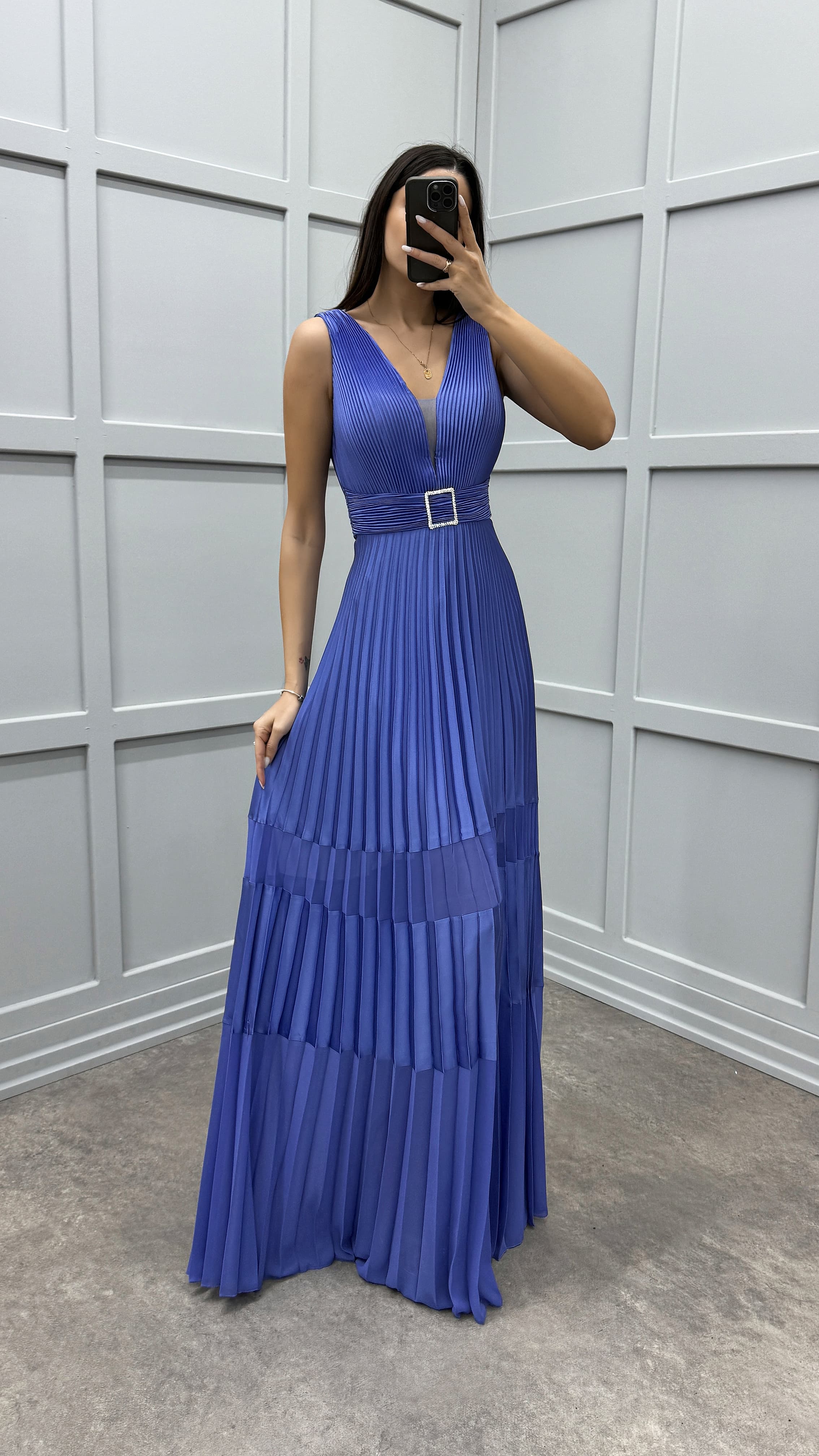 V-NECK PLEATED DESIGN DRESS