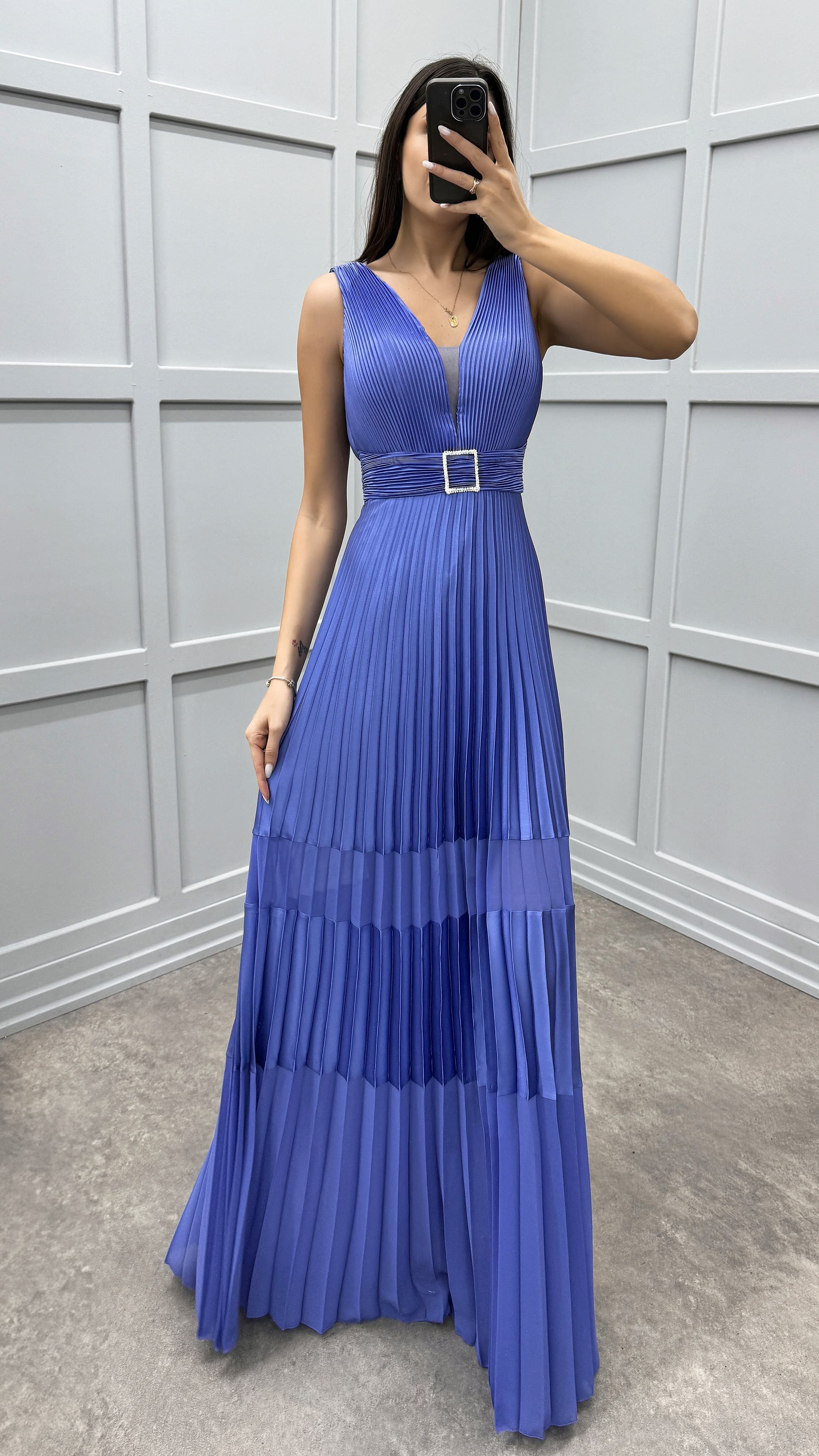 V-NECK PLEATED DESIGN DRESS