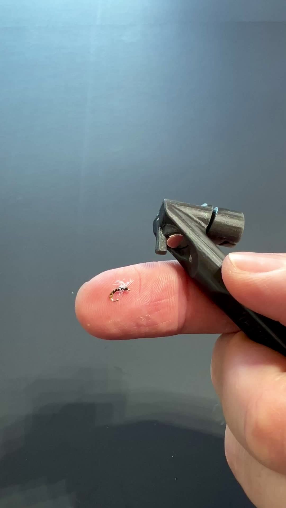 🎣 Fly Roost Magnetic Fly Threader –Easily Thread & Knot Flies from Size 24 Up to Size 6