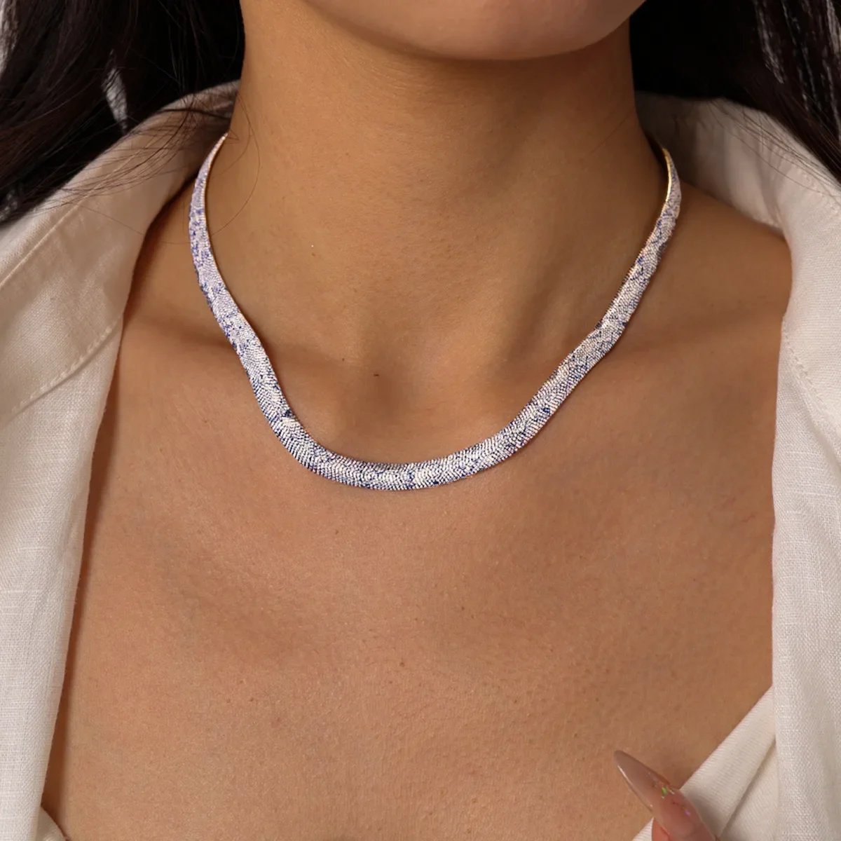 Light porcelain-patterned snake-texture necklace on model