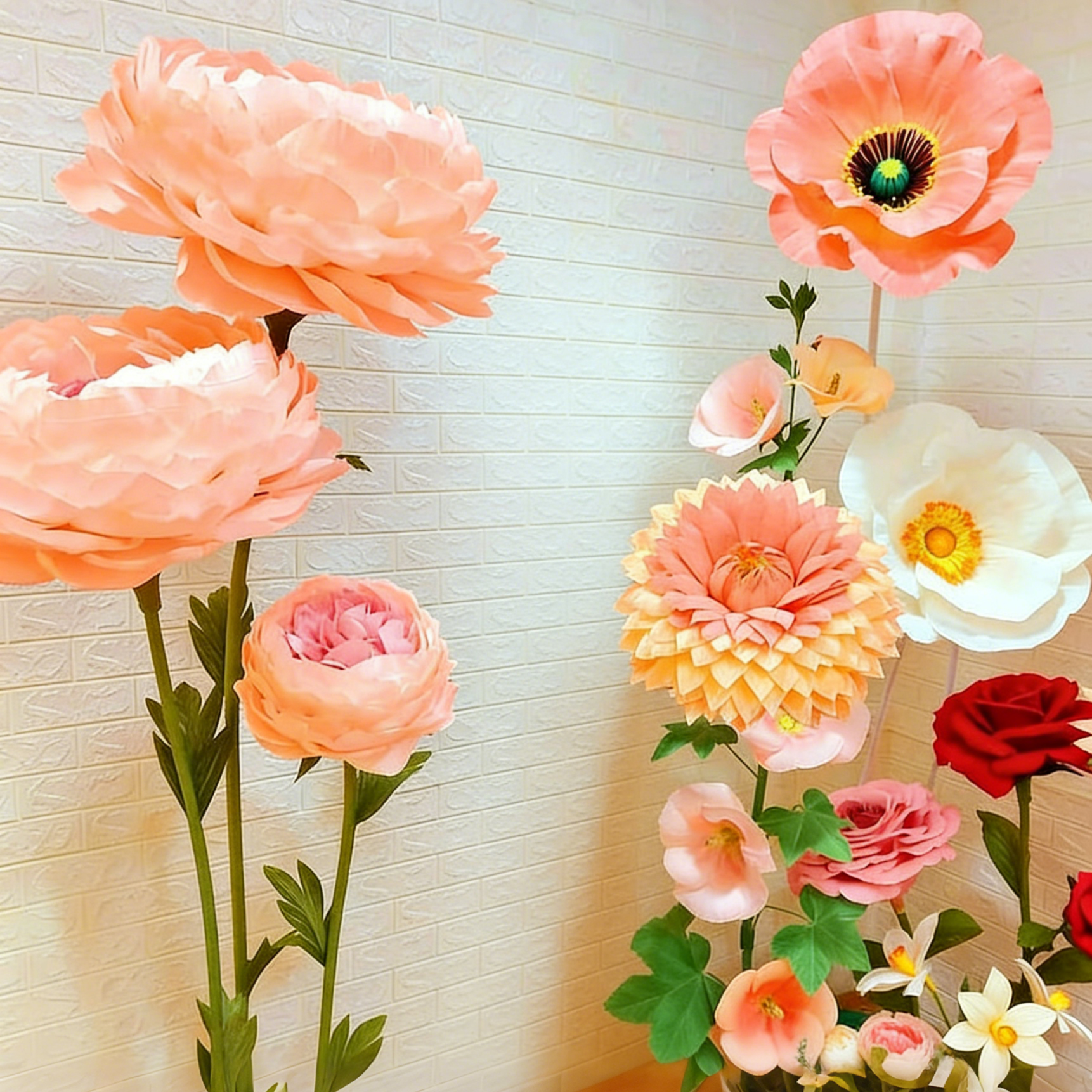 Fleur géante en papier crépon pivoine sur pied décoration mariage