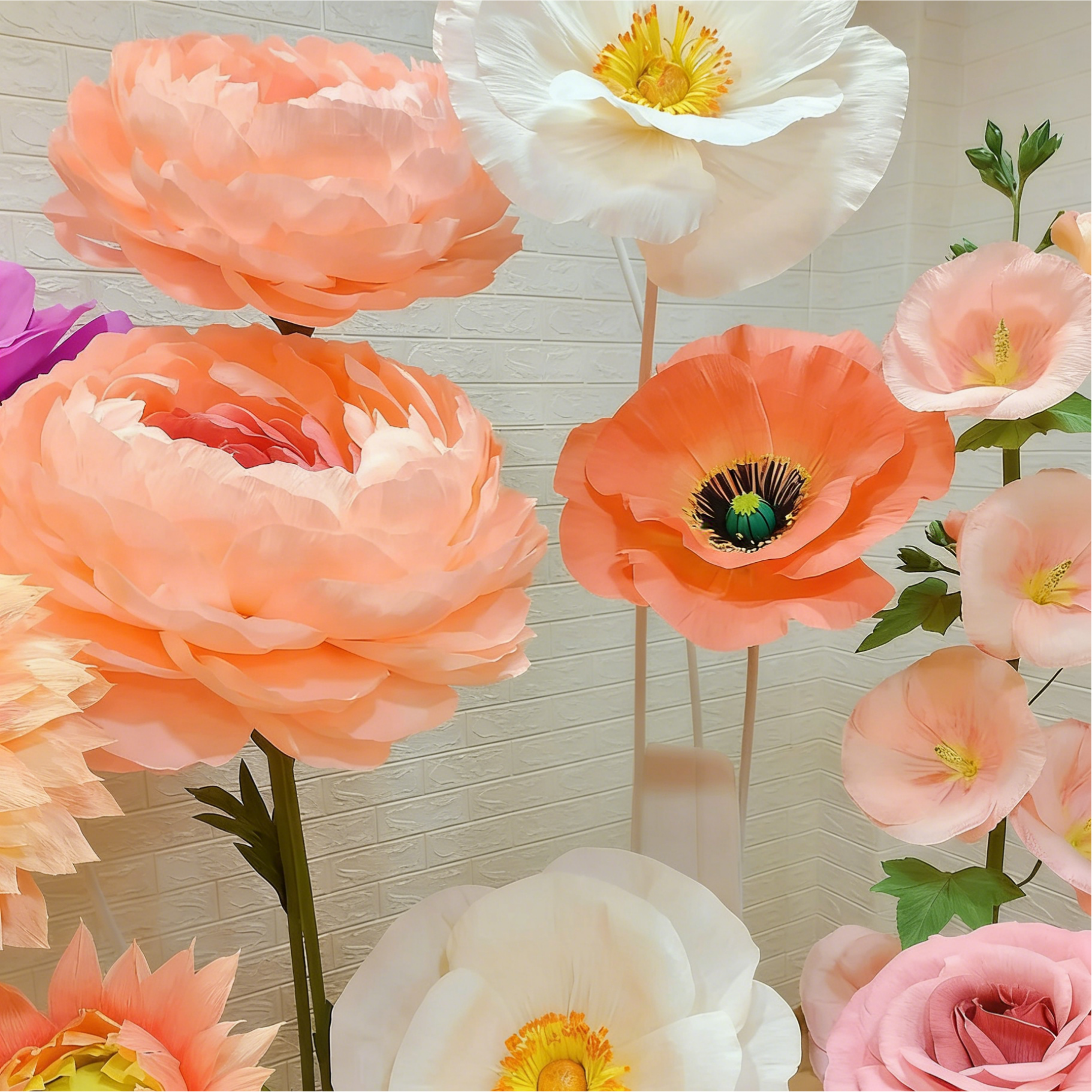 Fleur géante en papier crépon pivoine sur pied décoration mariage