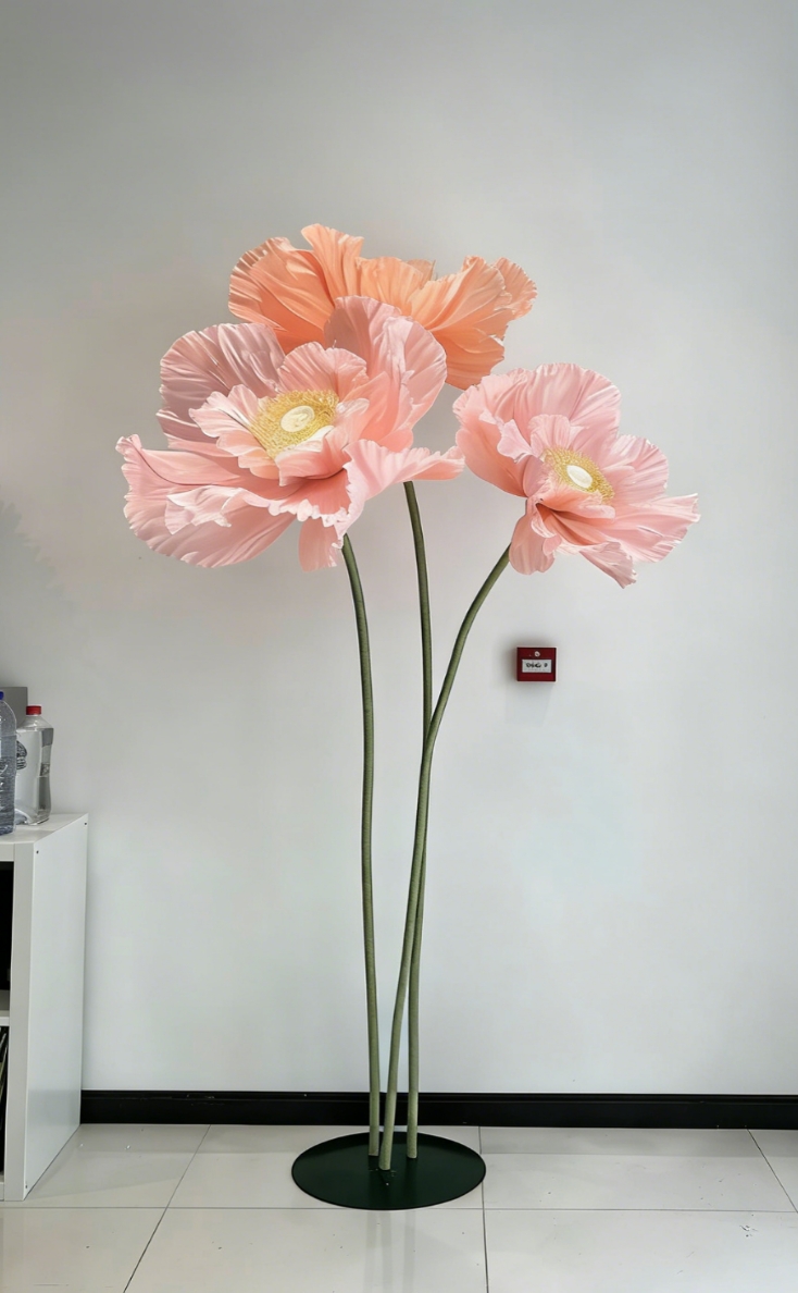 Fleur géante en papier crépon coquelicot sur pied décoration vitrine