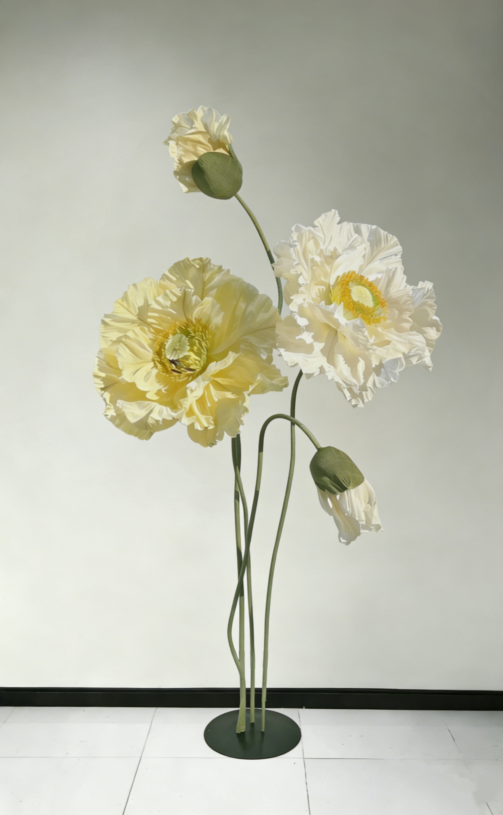 Fleur géante en papier crépon coquelicot sur pied décoration scène