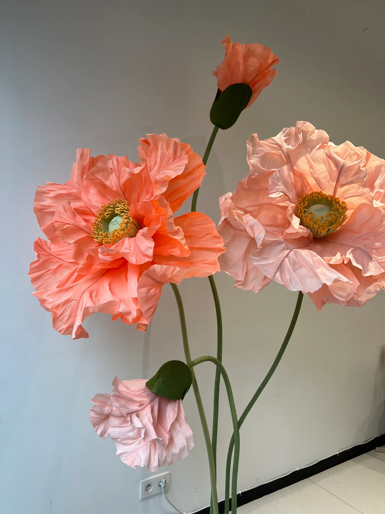 Fleur géante en papier crépon coquelicot sur pied décoration scène