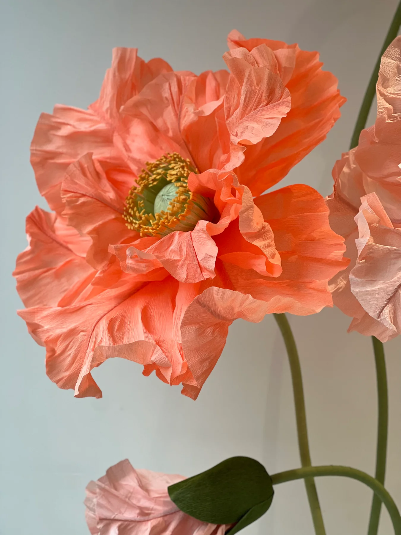 Fleur géante en papier crépon coquelicot sur pied décoration scène