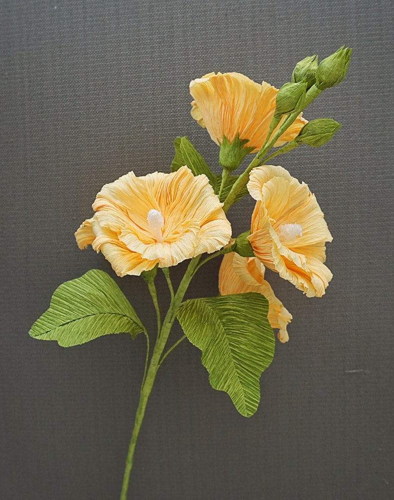 Fleurs en papier crépon roses trémières bouquet décoration florale