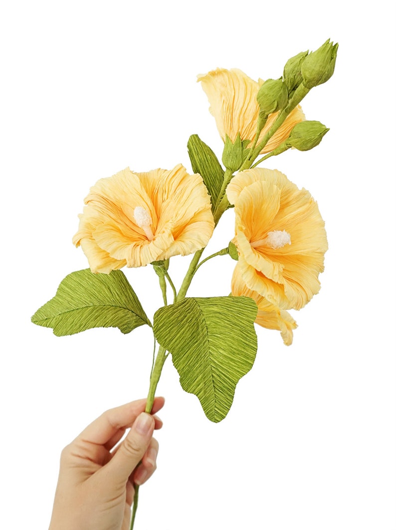 Fleurs en papier crépon roses trémières bouquet décoration florale